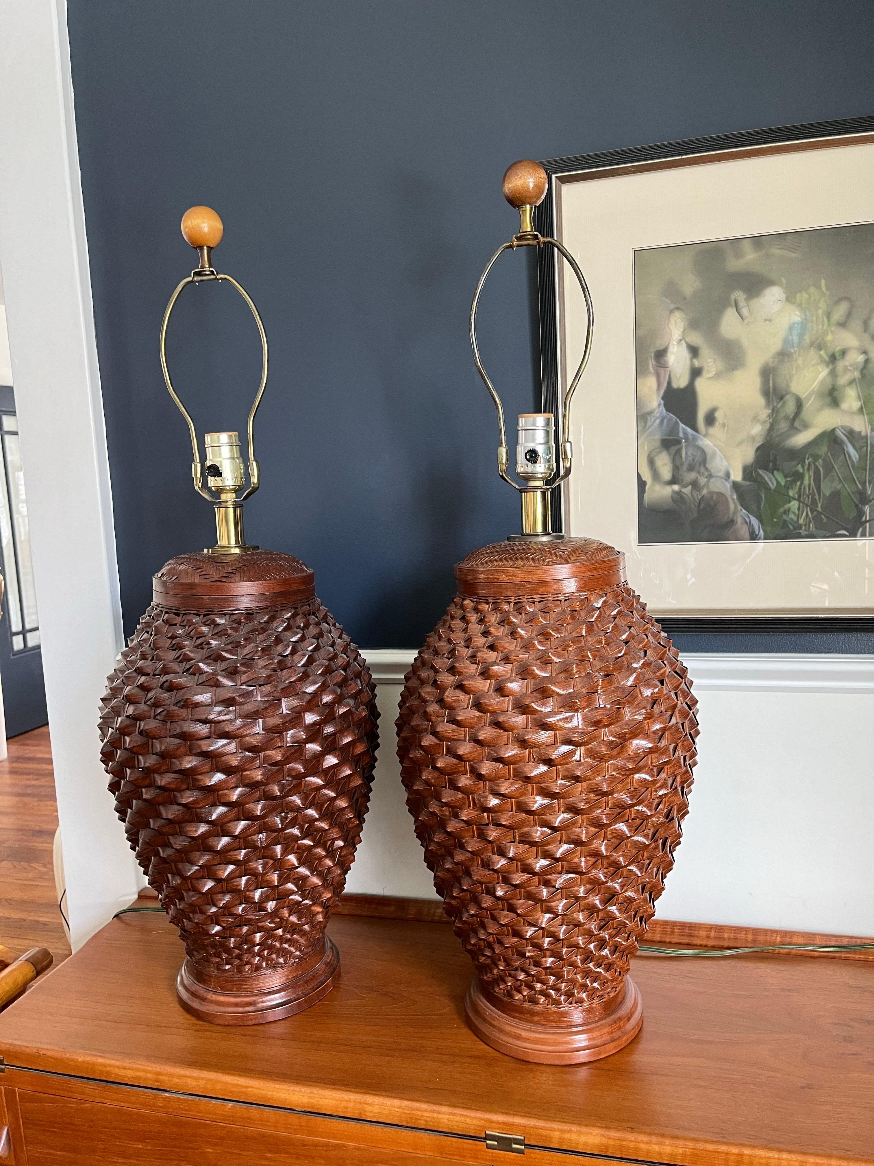 Bellissime lampade in rattan intrecciato. Forma ad alveare con cestini intrecciati ed elementi in ottone a contrasto. Immagini fantastiche. 
Da 19