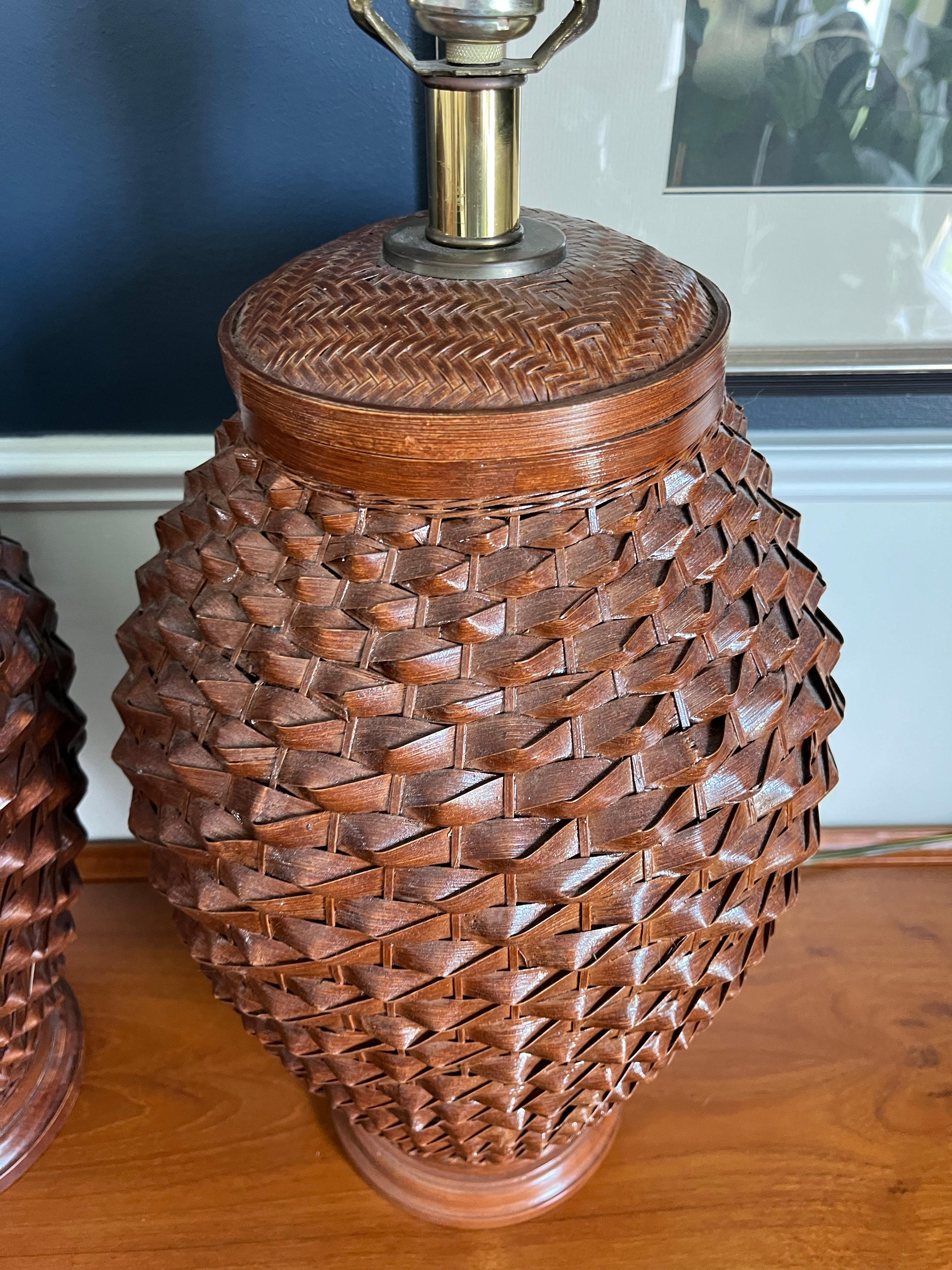 Mid-Century moderno Lampade con cesto in rattan intrecciato in vendita