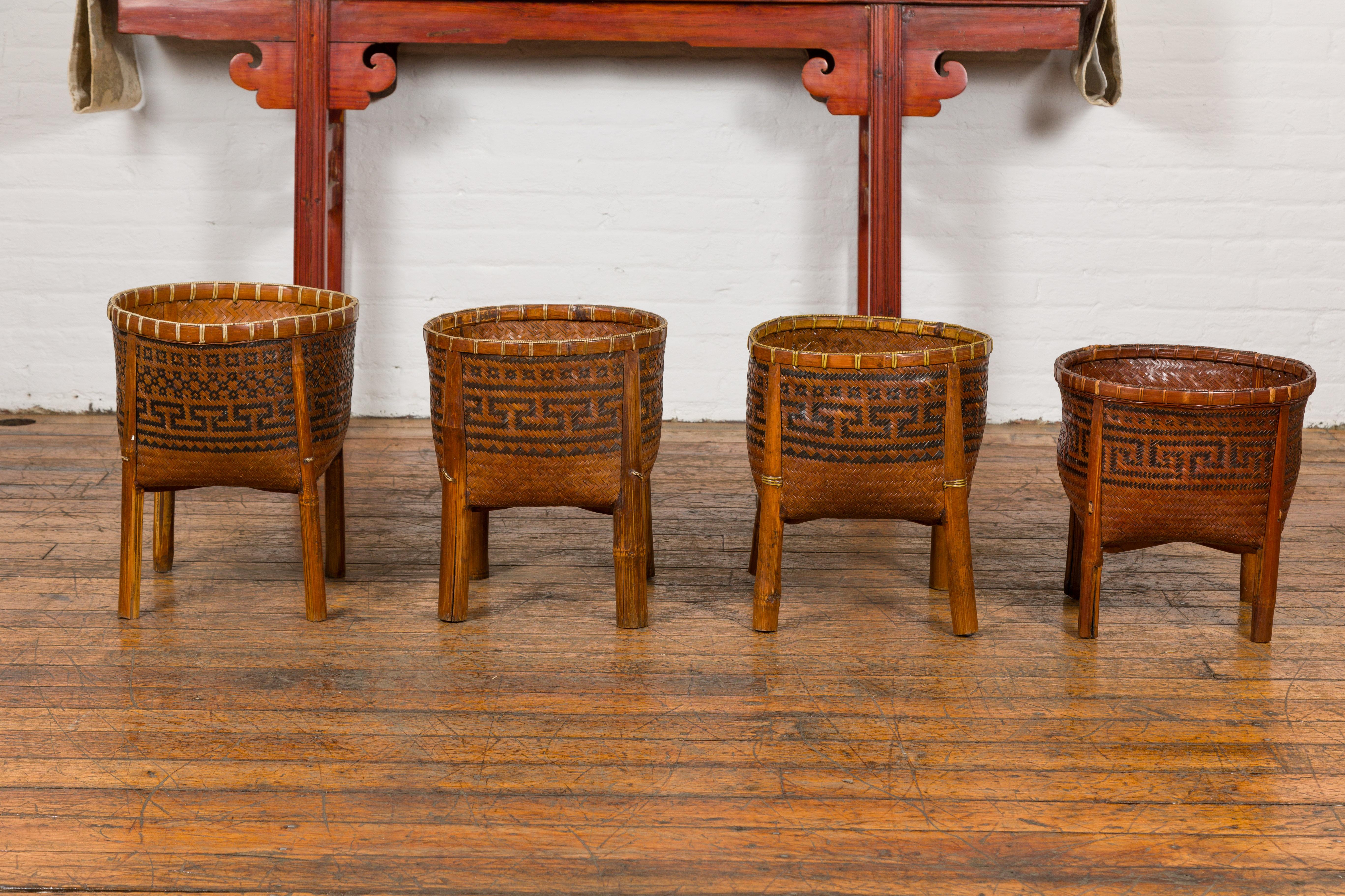 Cesti in rattan intrecciato su gambe con motivi a chiave greca, quattro pezzi venduti ciascuno in vendita 4