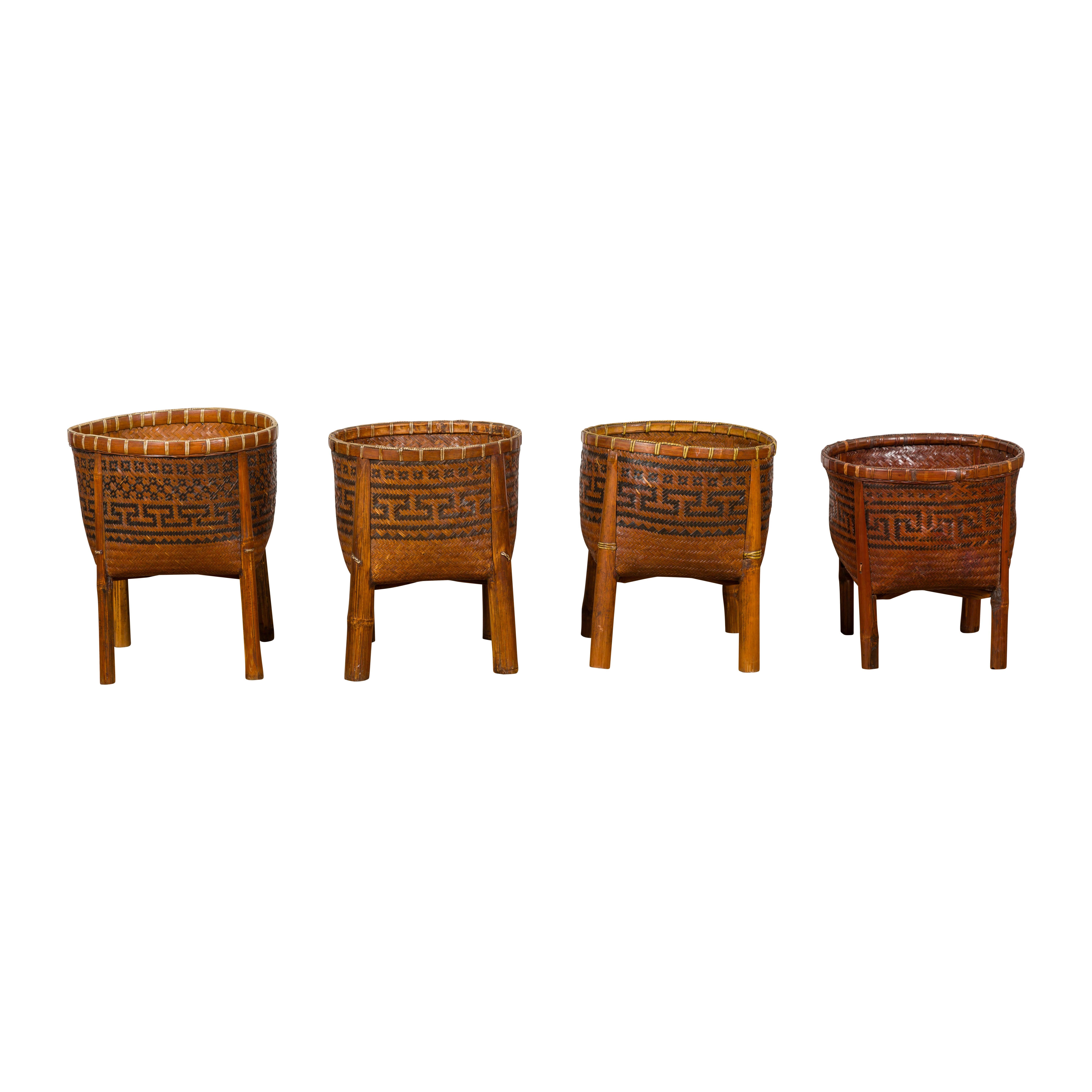 Cesti in rattan intrecciato su gambe con motivi a chiave greca, quattro pezzi venduti ciascuno in vendita 9