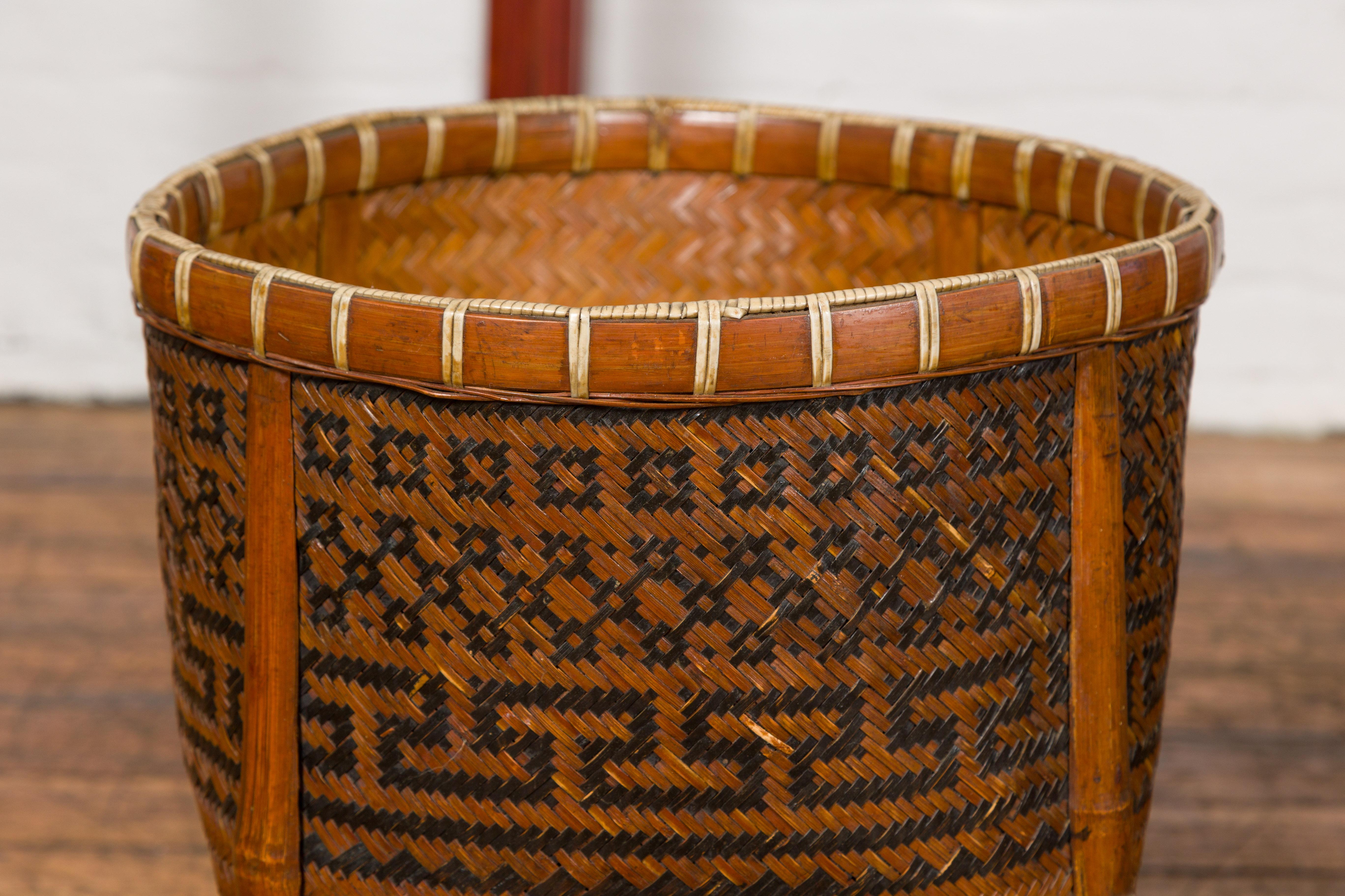 Rattan Cesti in rattan intrecciato su gambe con motivi a chiave greca, quattro pezzi venduti ciascuno in vendita