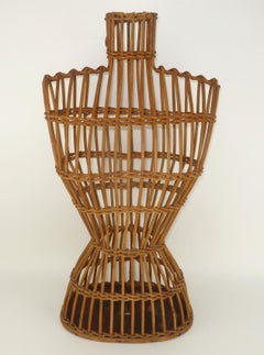 Formulaire de robe torse féminin en rotin tressé, années 1950