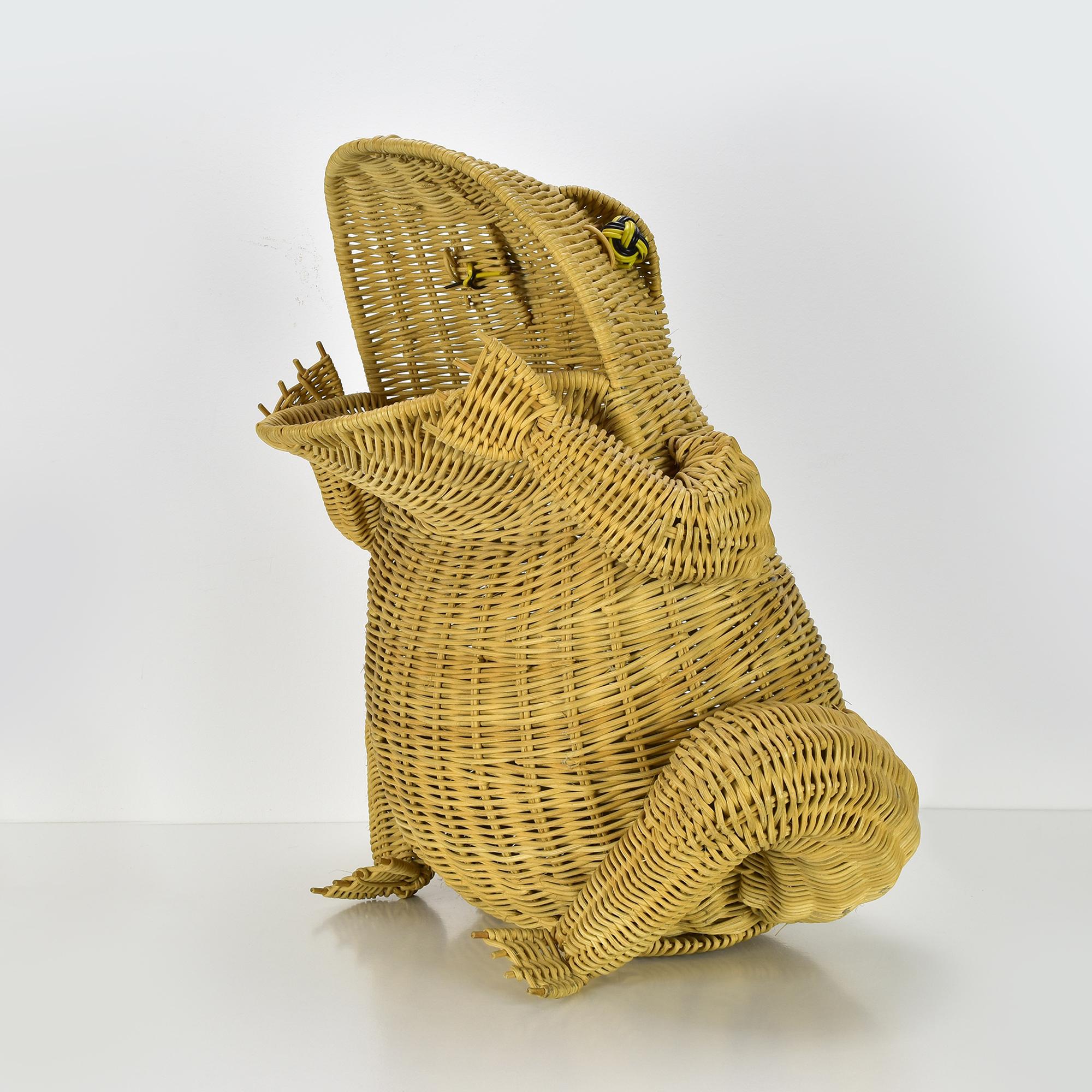 Cestino portariviste a rana in rattan intrecciato nello stile di Mario Lopez Torres In condizioni buone in vendita a Bad Säckingen, DE