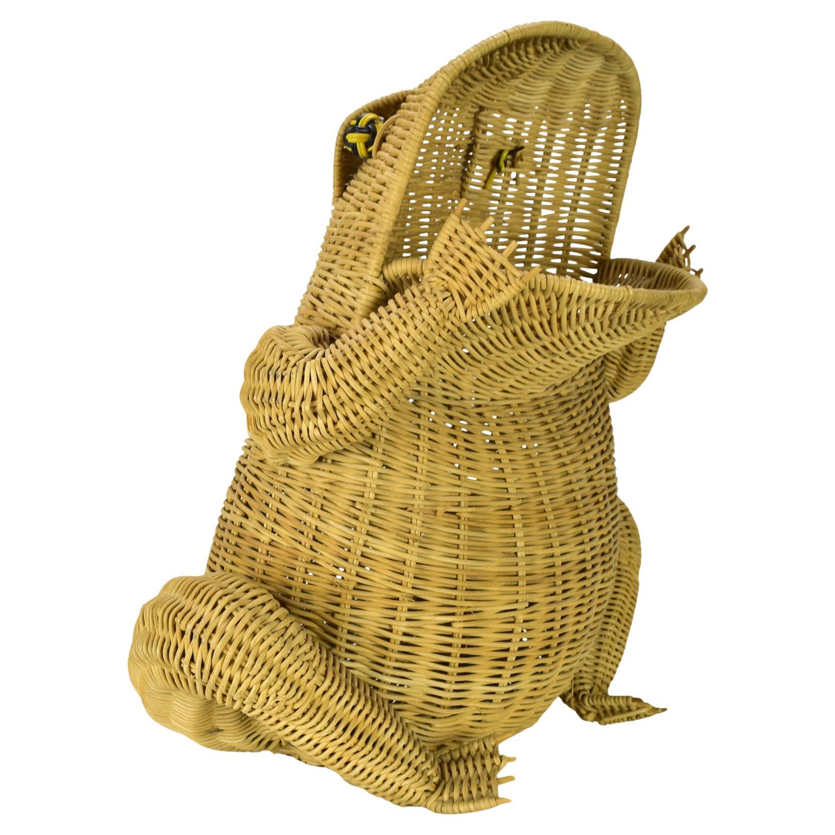 Panier porte-revues grenouille en rotin tressé dans le style de Mario Lopez Torres