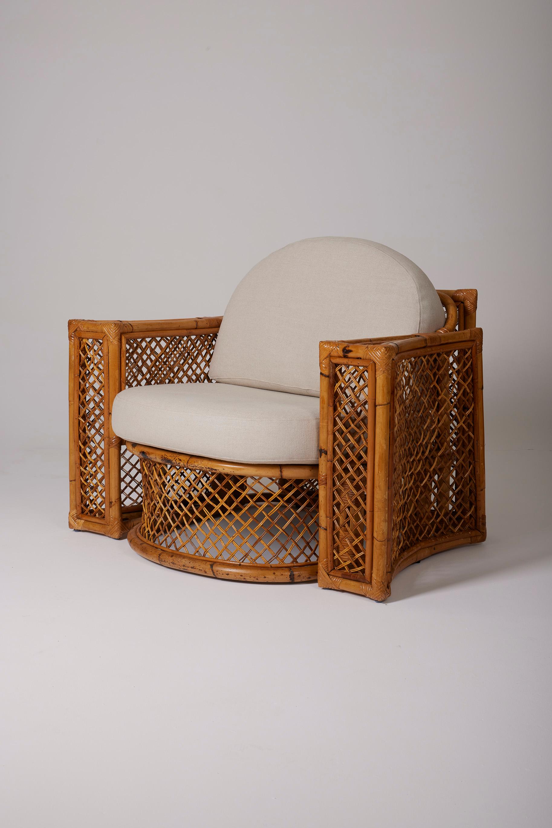 Pareja de sillones de ratán tejido y un reposapiés de los años 40. Asiento y respaldo en tejido beige. En perfecto estado.
LP398