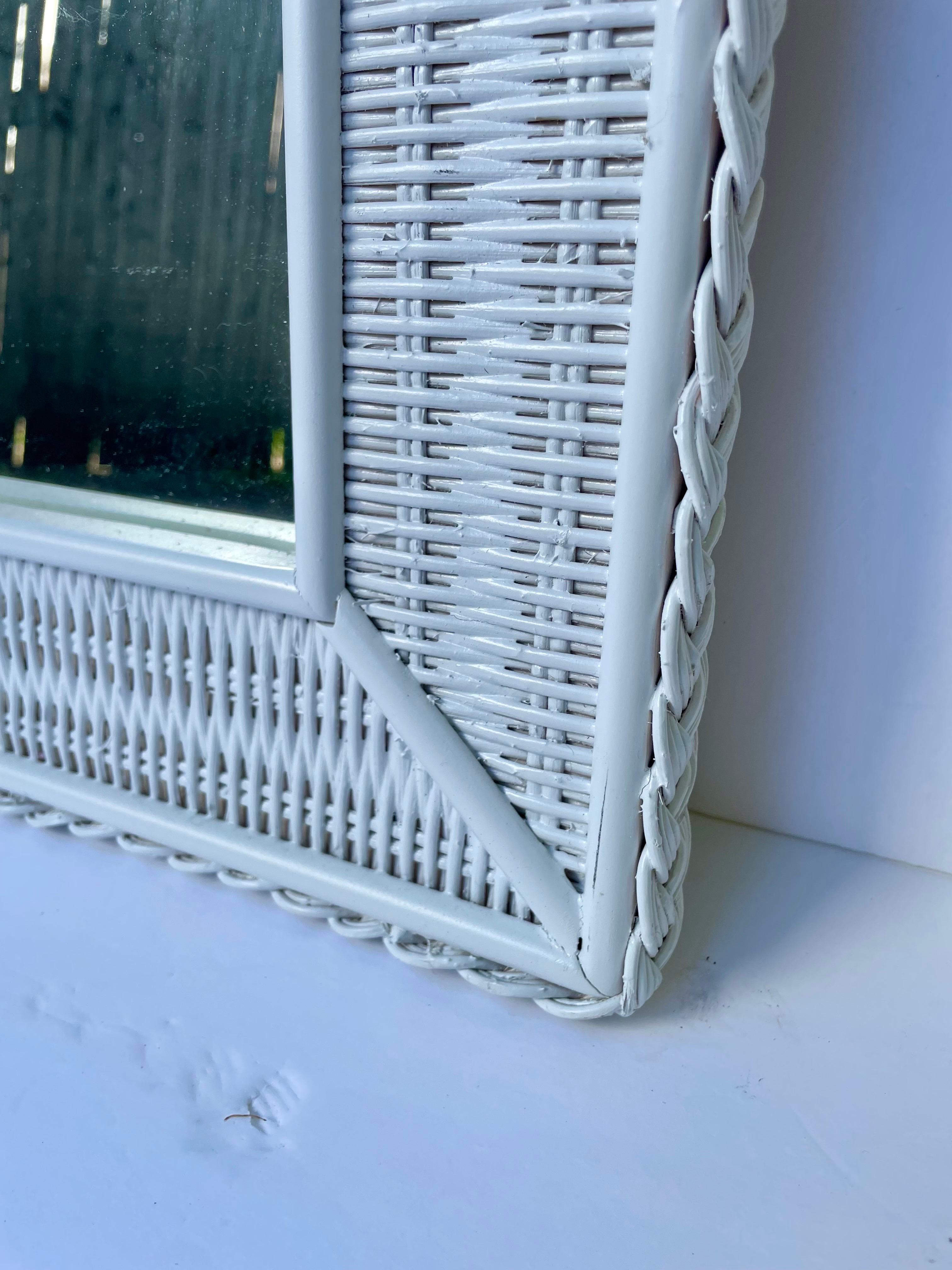 Specchio in rattan intrecciato In condizioni buone in vendita a New York, NY