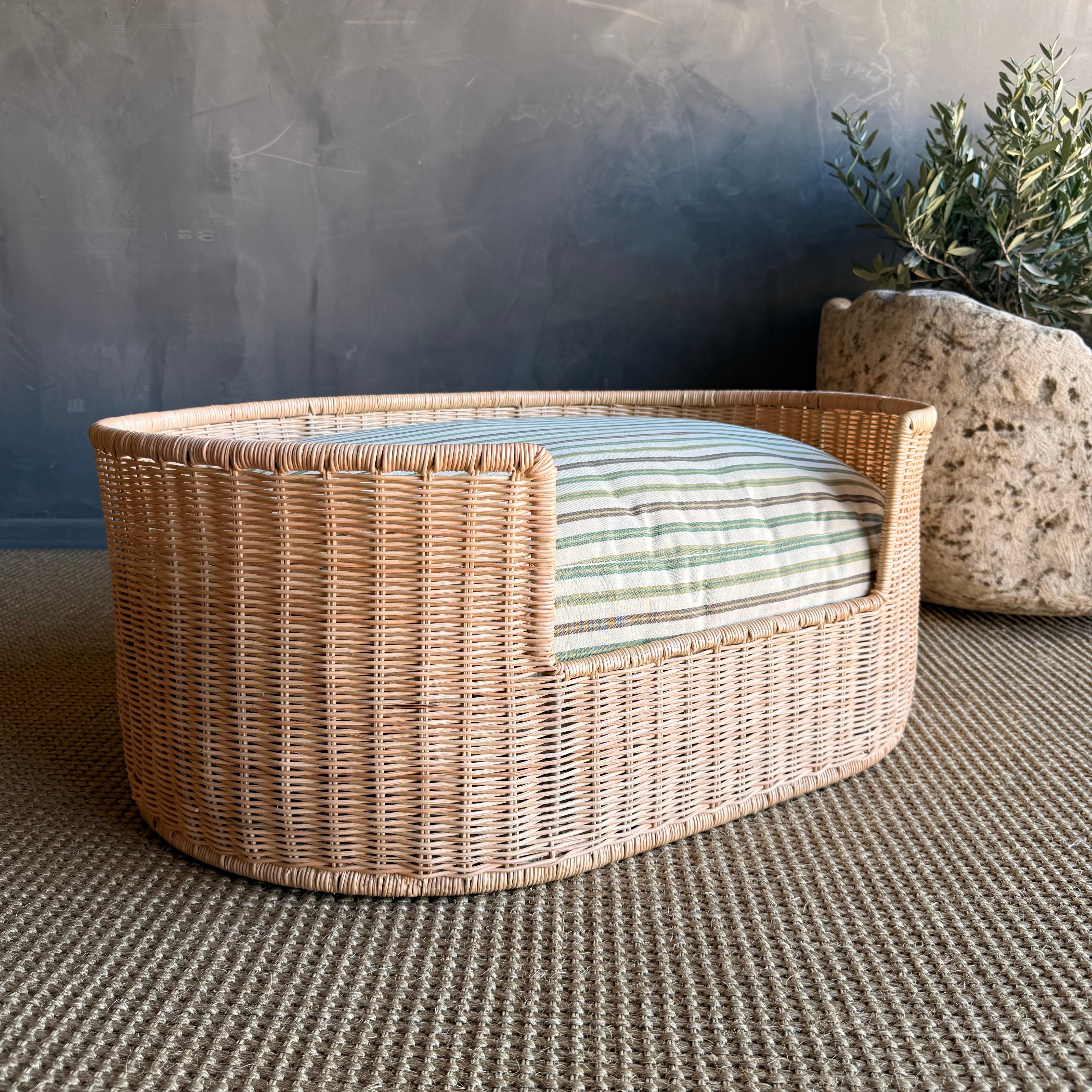 Organic Modern Woven Rattan Pet Bed with Outdoor Stripe Fabric For Sale