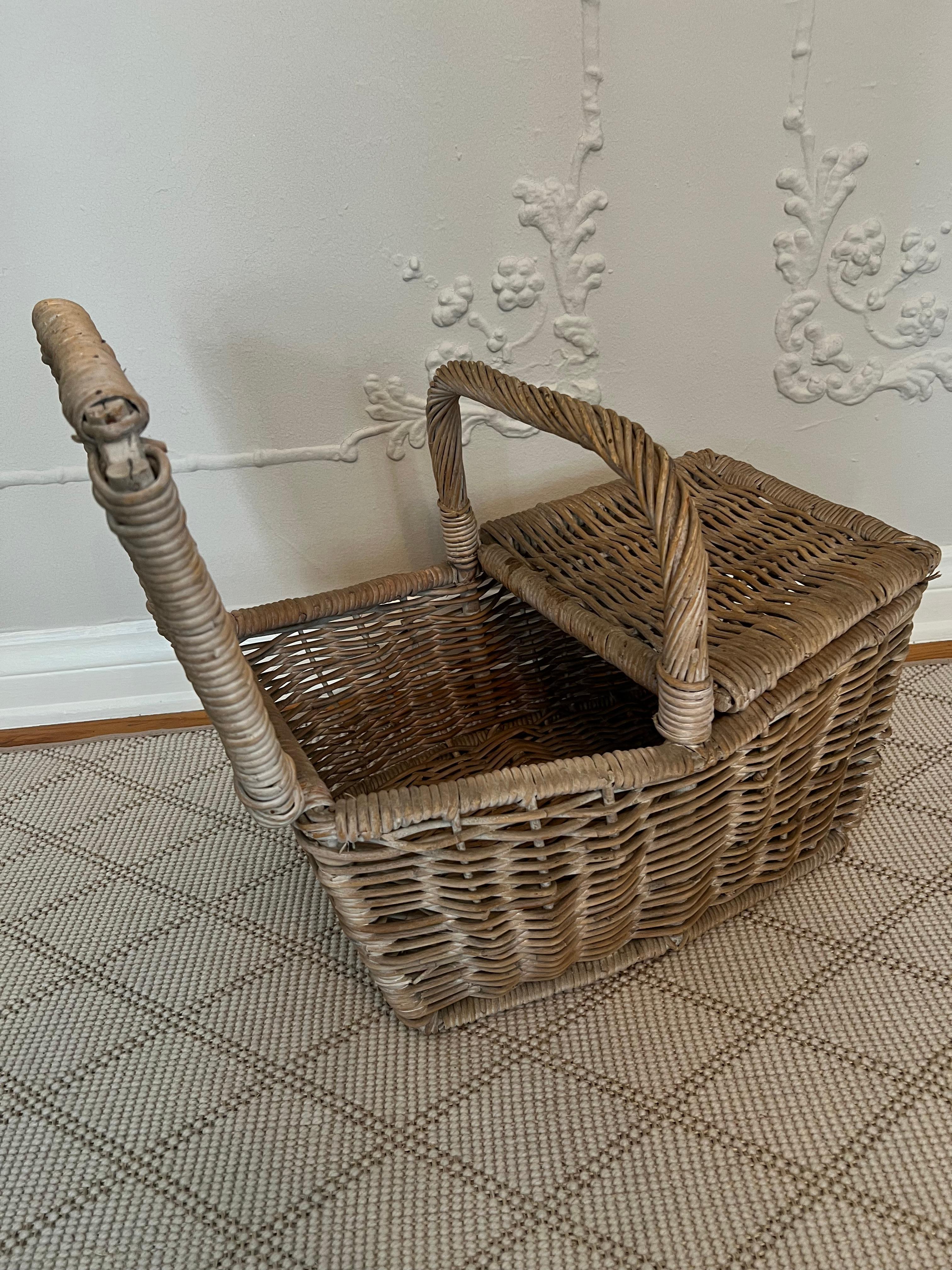 Mid-Century Modern Woven Rattan Picnic Basket with Center Handle and Duo Opening Sides For Sale