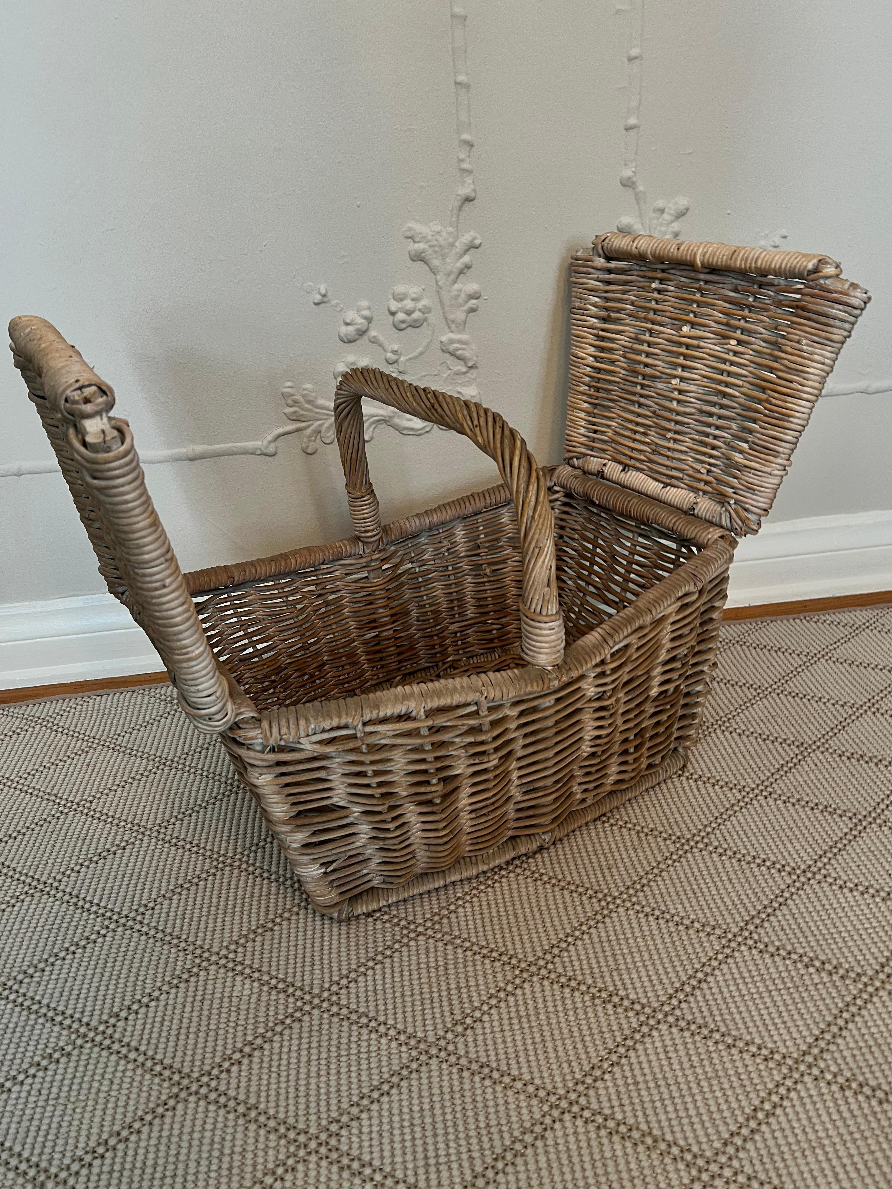 Woven Rattan Picnic Basket with Center Handle and Duo Opening Sides In Good Condition For Sale In Los Angeles, CA