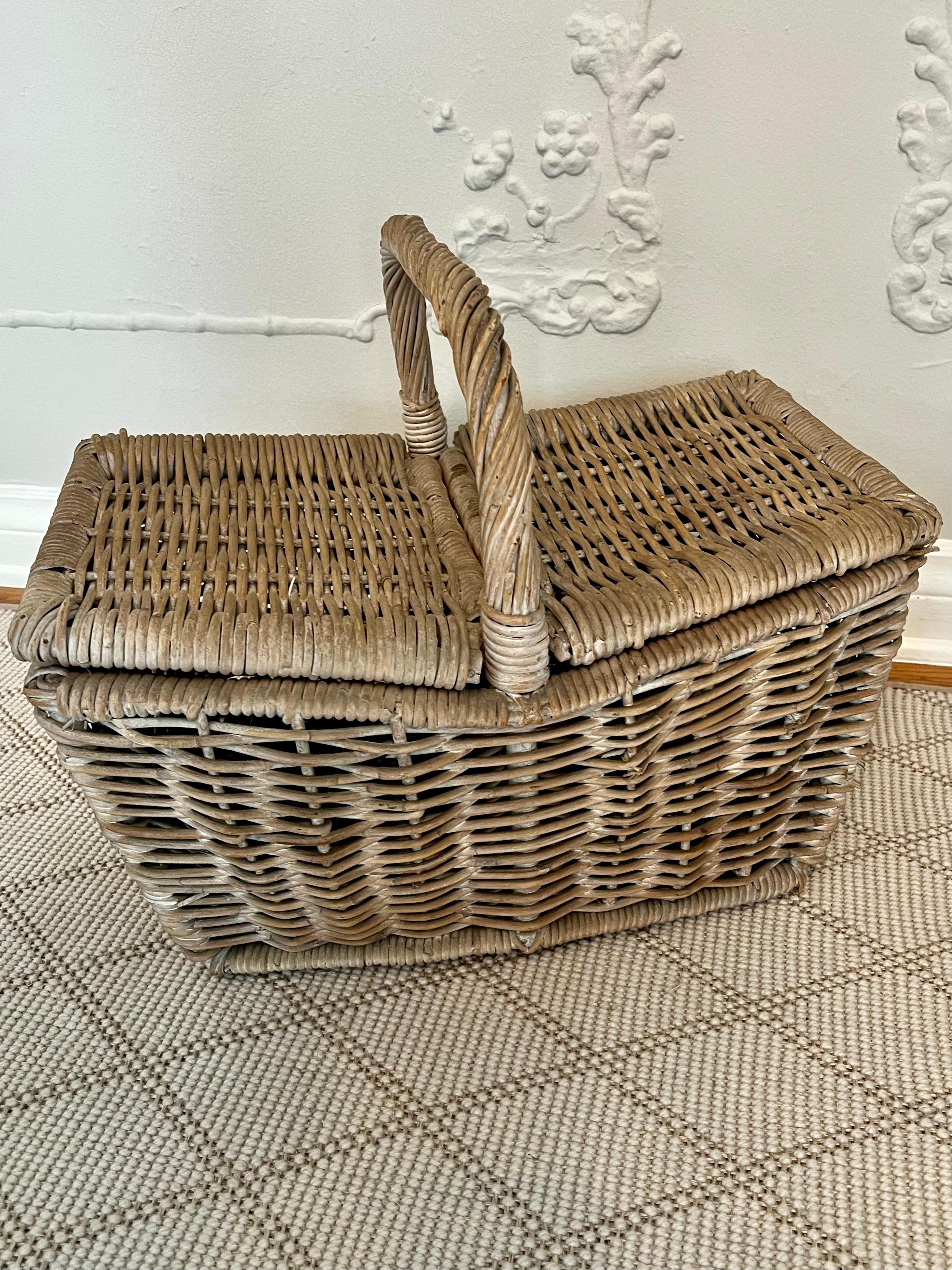 Woven Rattan Picnic Basket with Center Handle and Duo Opening Sides For Sale 1