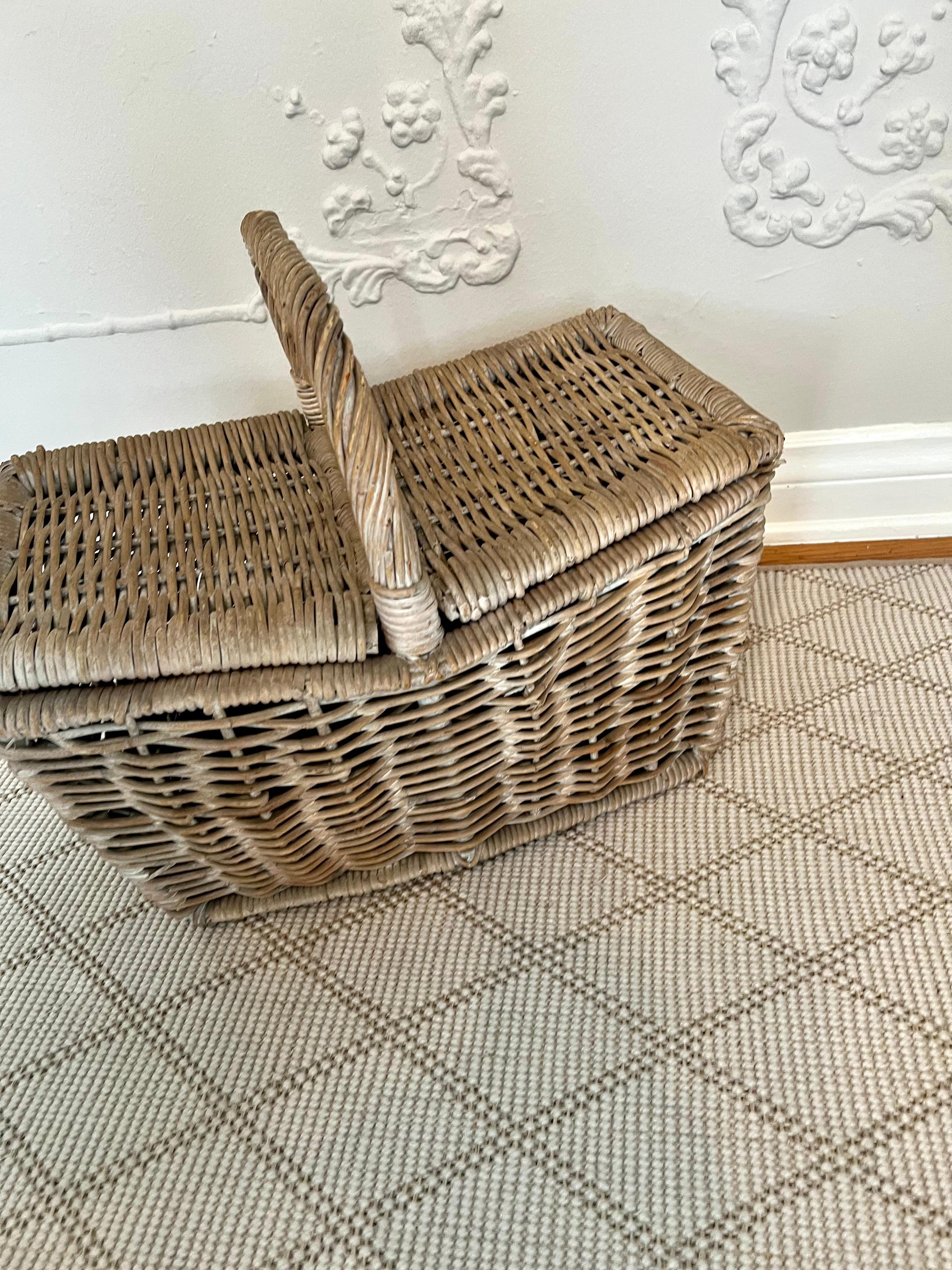 Woven Rattan Picnic Basket with Center Handle and Duo Opening Sides For Sale 3