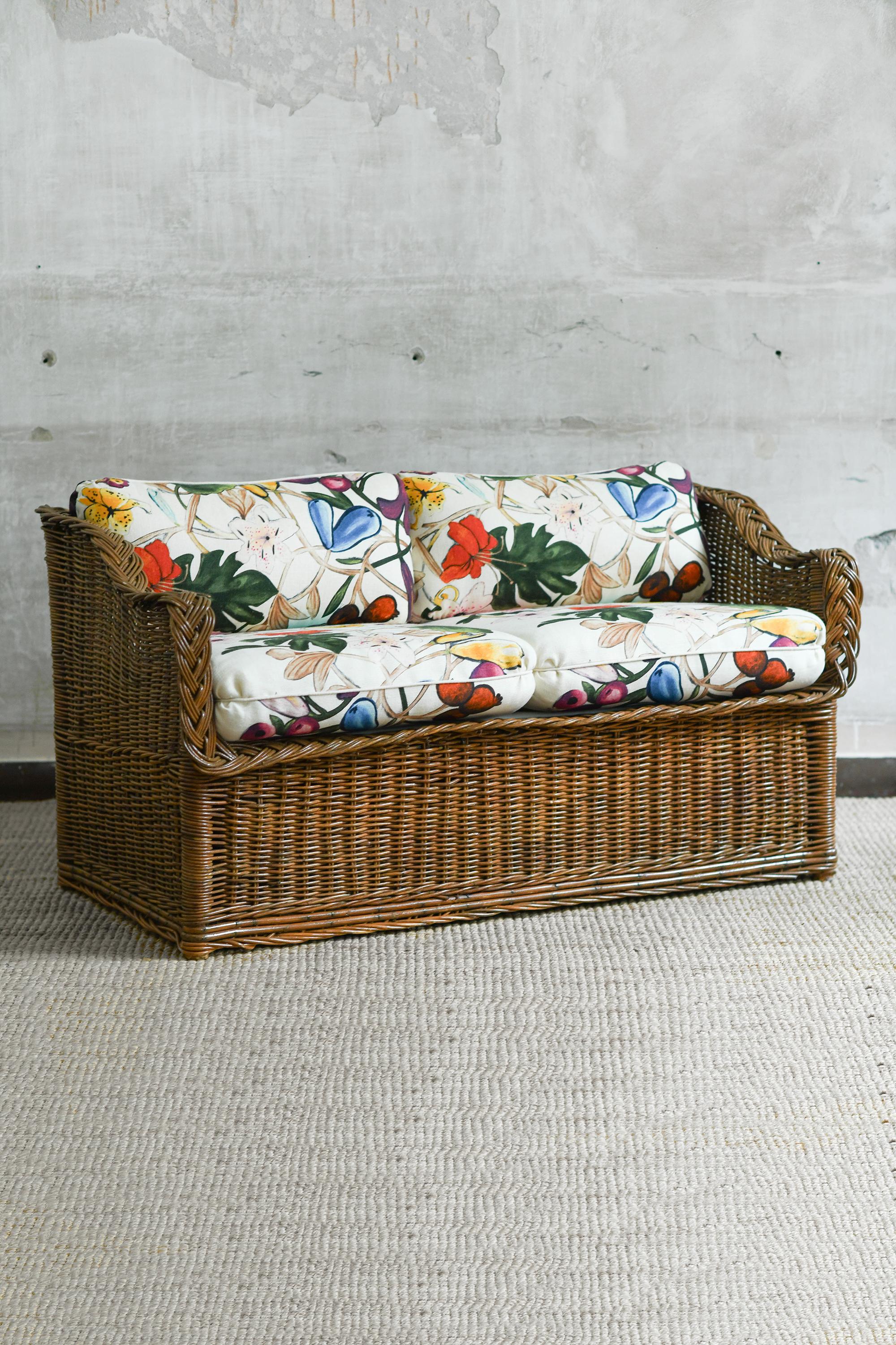 Divano in rattan intrecciato con cuscini in tessuto Dedar
Include i cuscini in tessuto Dedar - col. About Flowers. 001
Dimensioni: 137 W x 70 H × 75 D cm