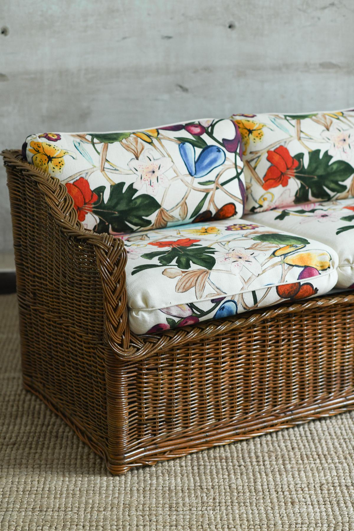 Divano in rattan intrecciato con cuscini in tessuto Dedar In condizioni buone in vendita a Roma, RM