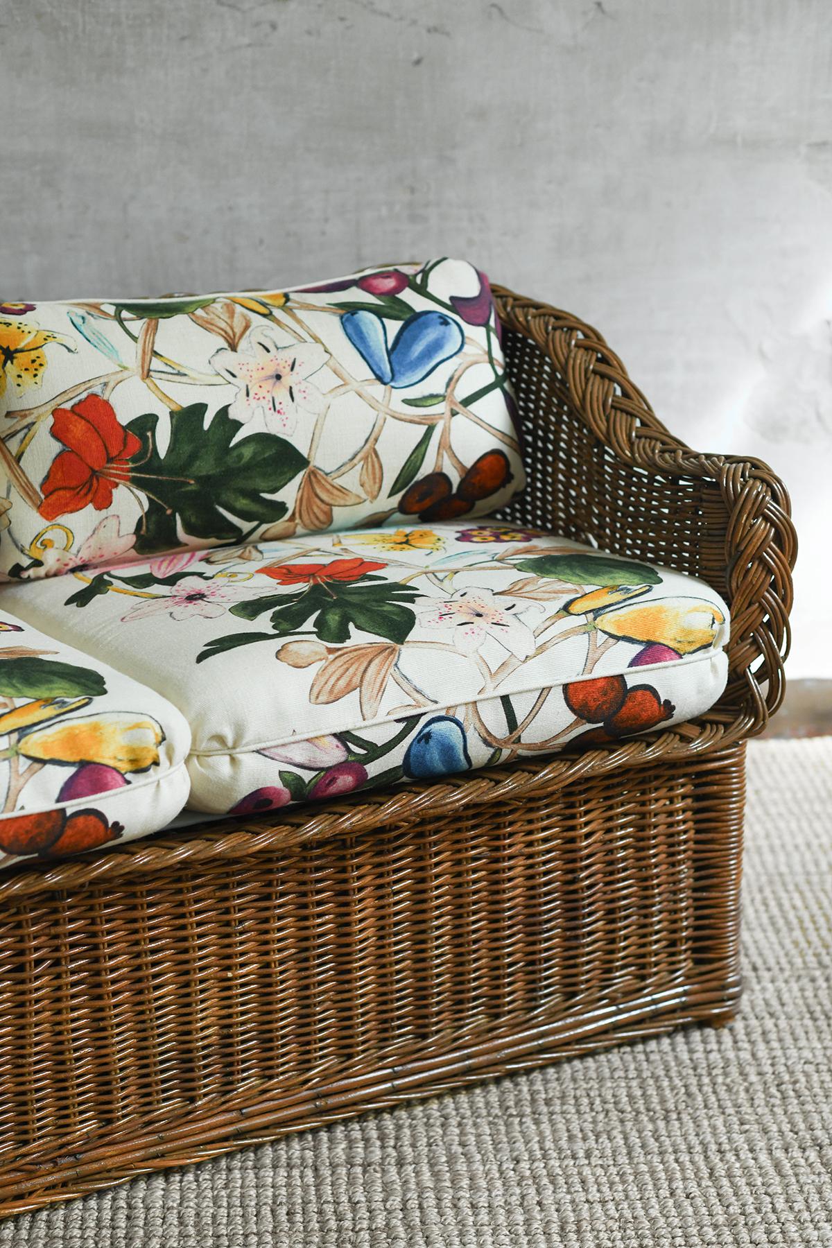 Fine XX secolo Divano in rattan intrecciato con cuscini in tessuto Dedar in vendita