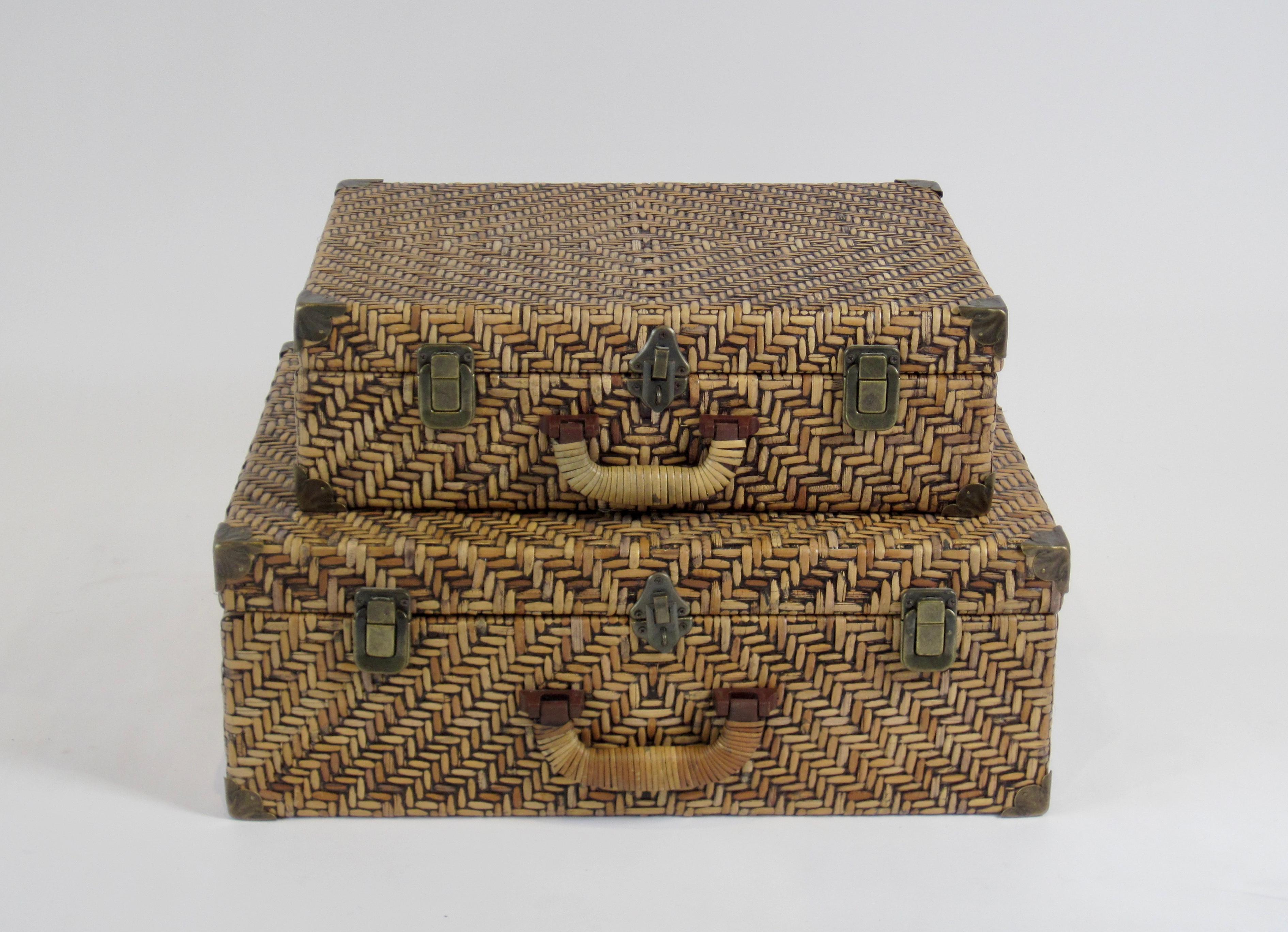 Geflochtenes Rattan-Gepäckstück aus den 1970er Jahren mit Messingdetails und schwarz gebeiztem Holzinterieur. Natürliches MATERIAL Vintage-Dekorstücke zum Erstellen  ein mehrschichtiger Look in jedem Raum.
Kleineres Gepäckstück 12 x 16 x 5