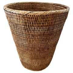 Cestino per rifiuti in rattan intrecciato