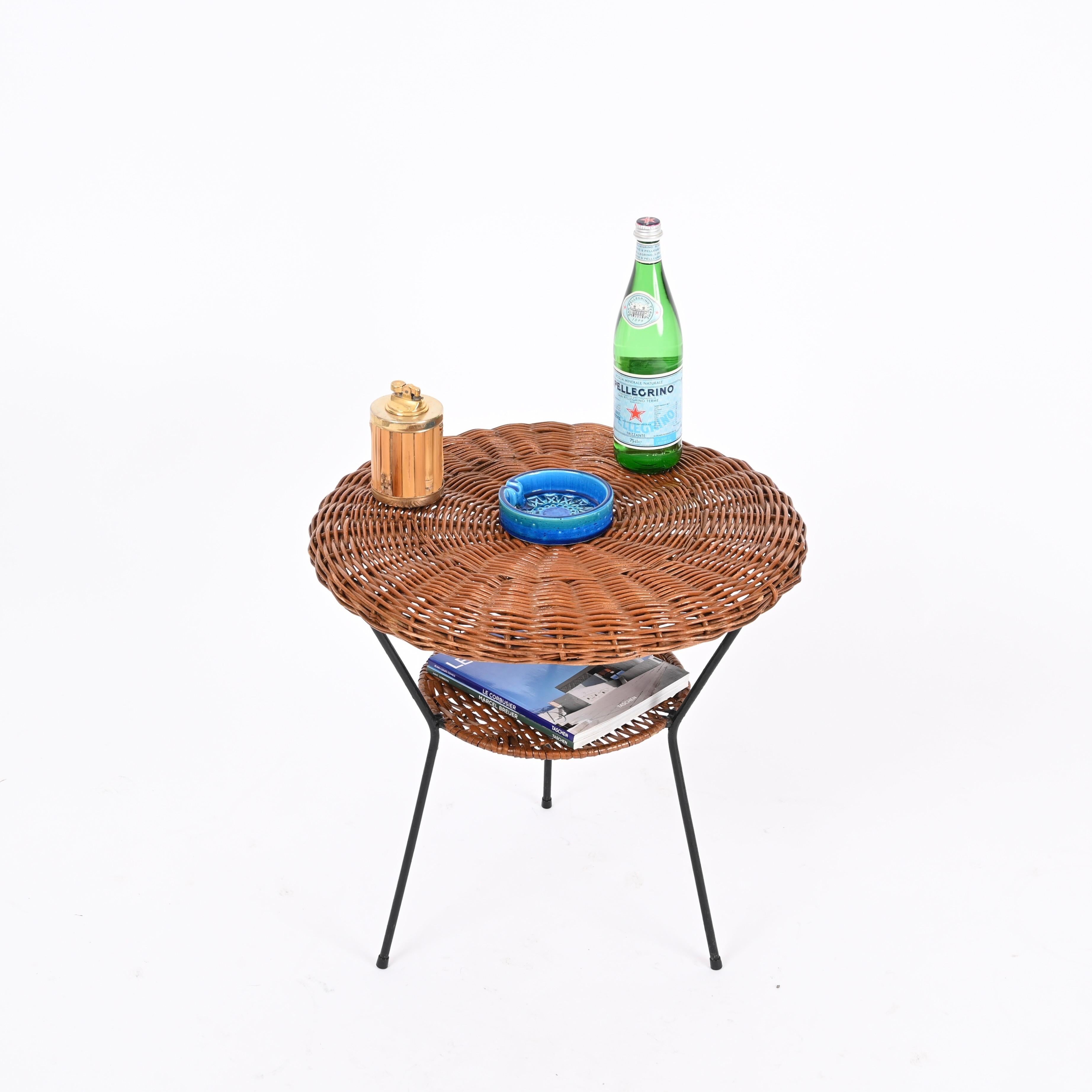 Zweistöckiger runder Couchtisch aus geflochtenem Rattan, Weidengeflecht und Eisen, Matégot, Frankreich 1960er Jahre im Angebot 4