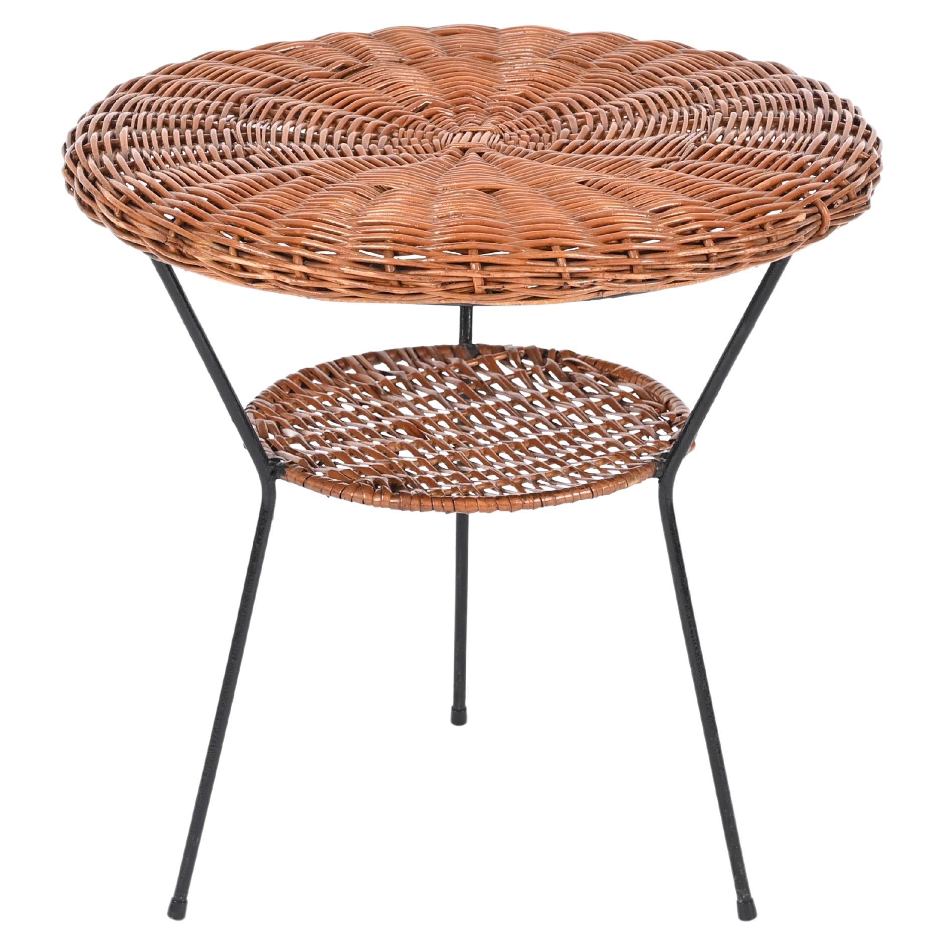 Table basse ronde à deux niveaux en rotin tressé, osier et fer, Matégot, France années 1960