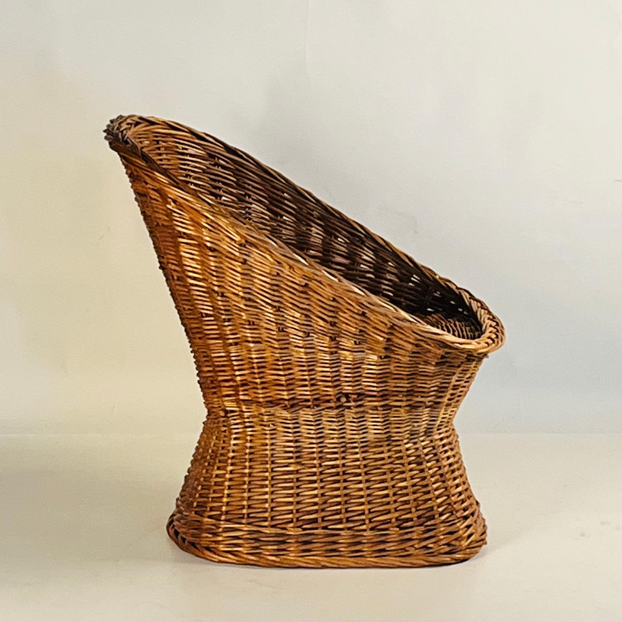 Vimini Sedia Barile in vimini di rattan intrecciato con pad in shearling in vendita