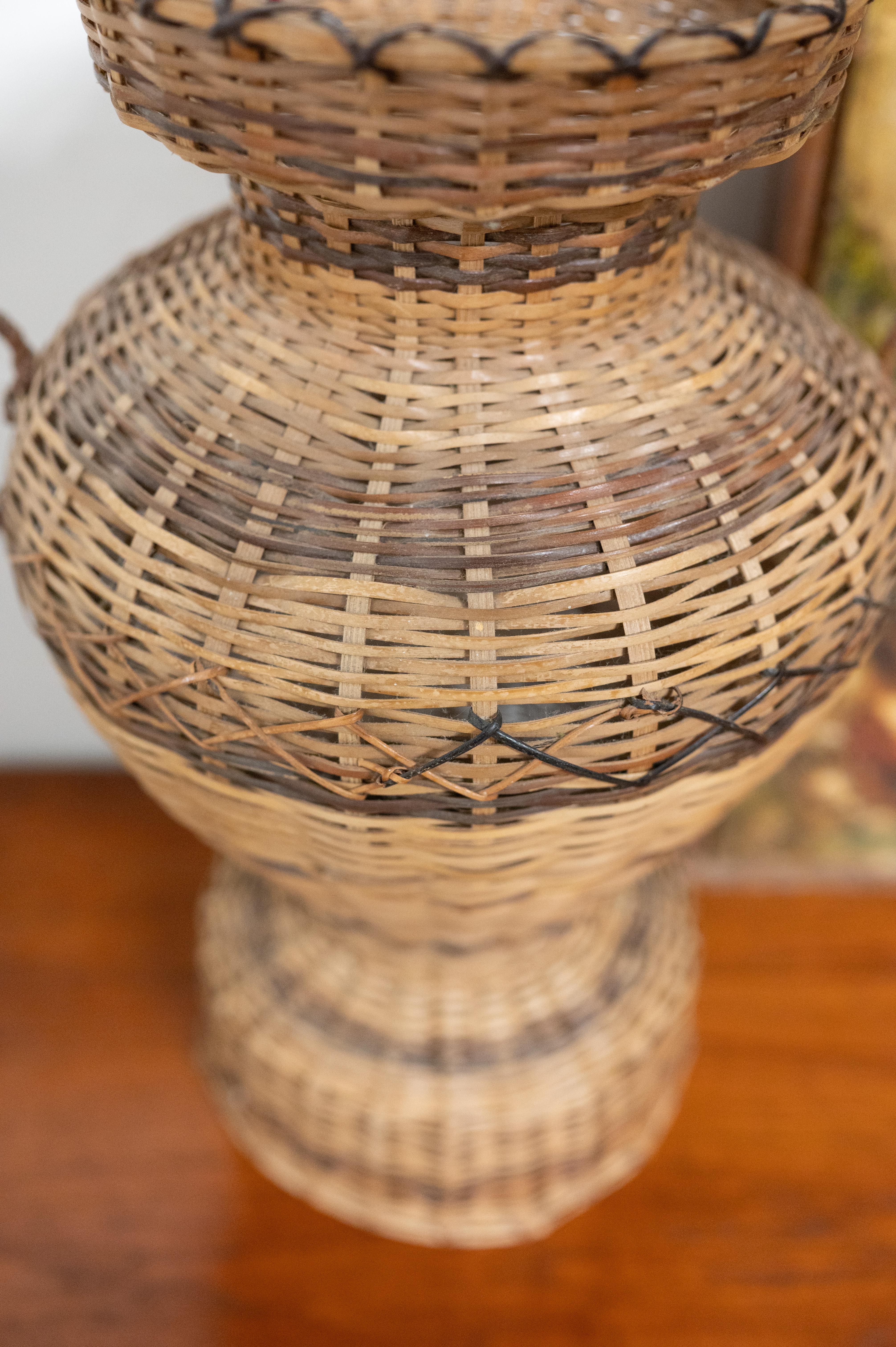 Vase en rotin tressé en vente 1