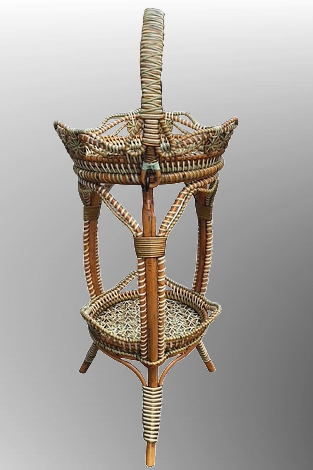 Rare basket on feet made of lacquered woven rattan in a complicated and refined design.
With the plaque 