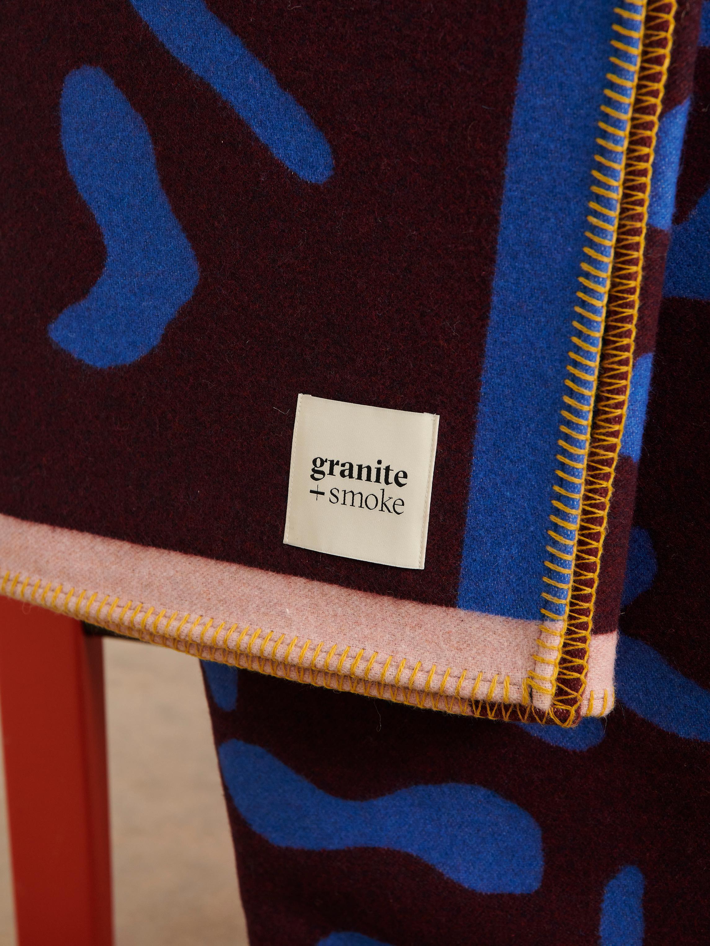 Moderno Coperta in lana riciclata intrecciata di colore blu, navy e marrone, realizzata nel Regno Unito in vendita