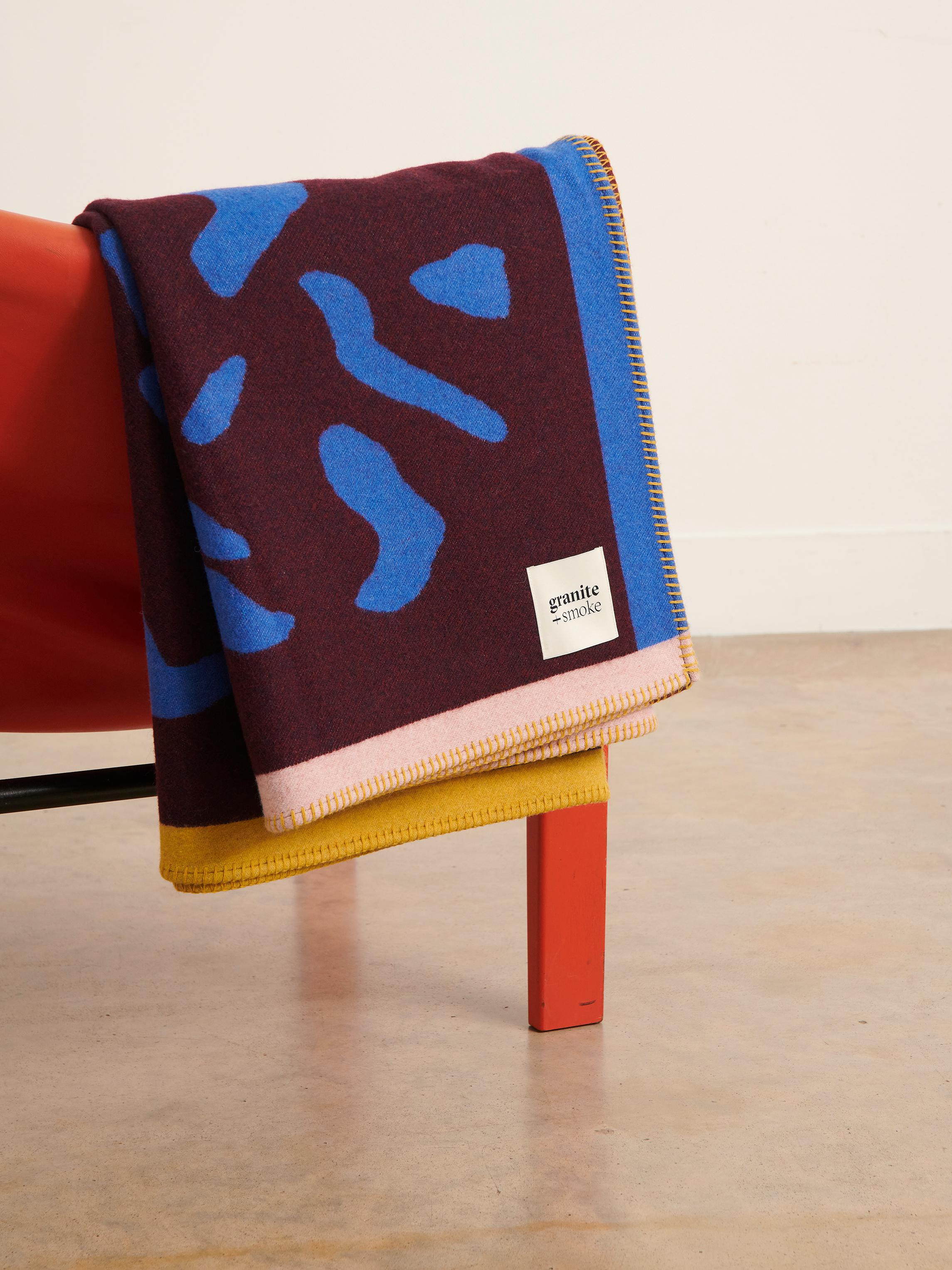 Inglese Coperta in lana riciclata intrecciata di colore blu, navy e marrone, realizzata nel Regno Unito in vendita