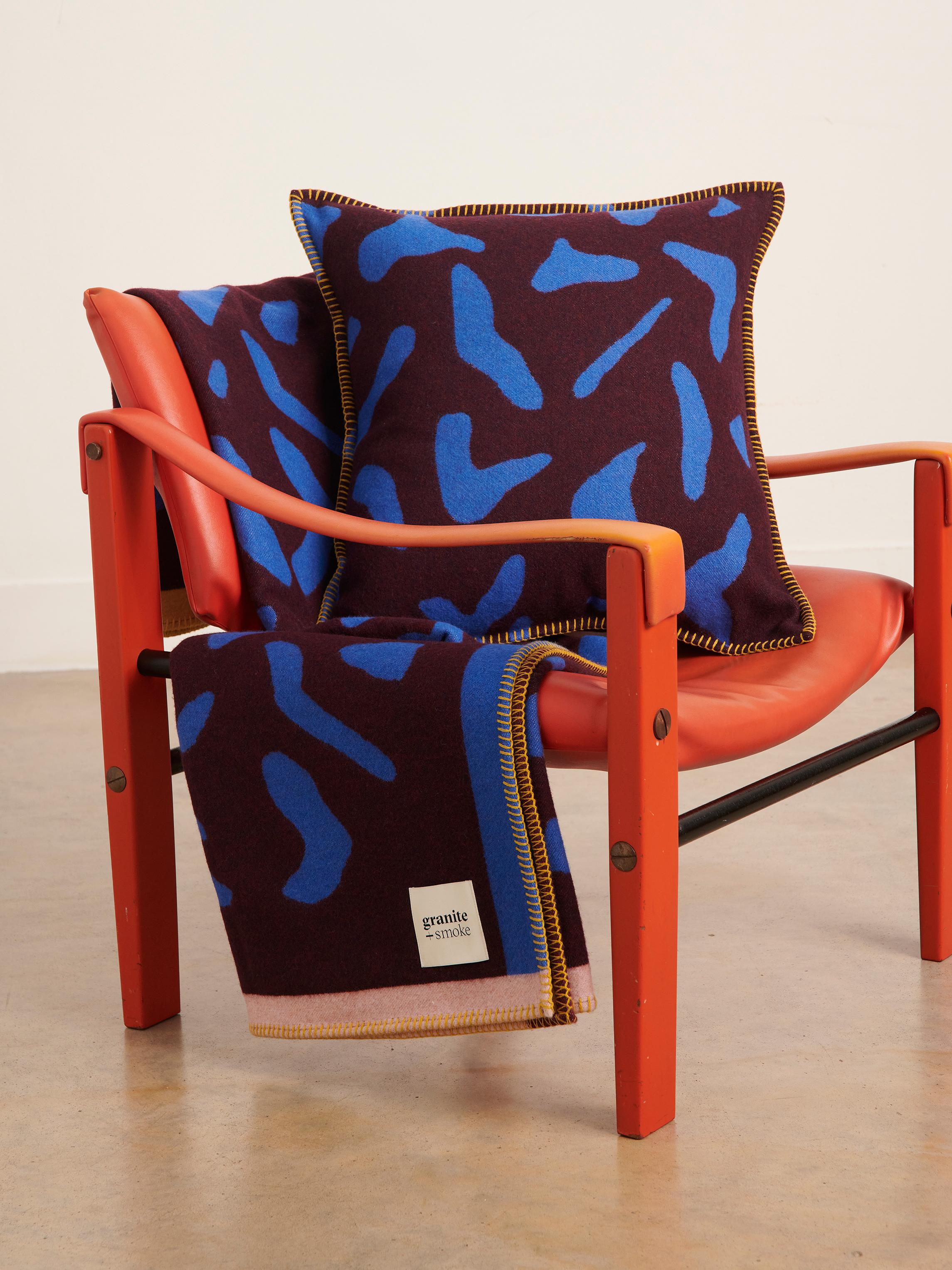Coperta in lana riciclata intrecciata di colore blu, navy e marrone, realizzata nel Regno Unito In condizioni Nuovo in vendita a London, London