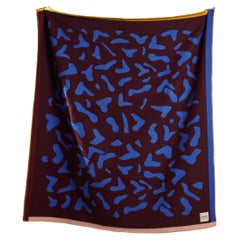 Coperta in lana riciclata intrecciata di colore blu, navy e marrone, realizzata nel Regno Unito