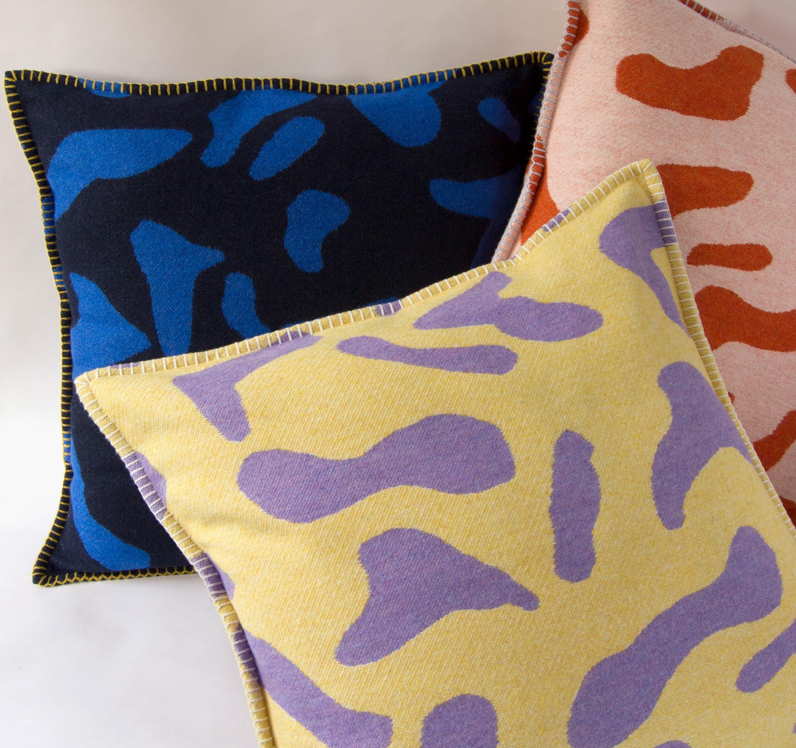 Cojín almohada de lana reciclada tejida en azul y azul marino, fabricado en el Reino Unido Moderno en venta