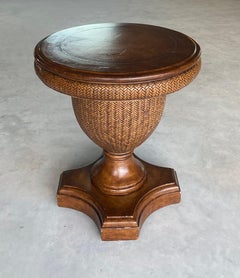 Mesa de comedor central Woven Reed + piel sintética de Tommy Bahama