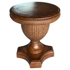 Mesa de comedor central Woven Reed + piel sintética de Tommy Bahama