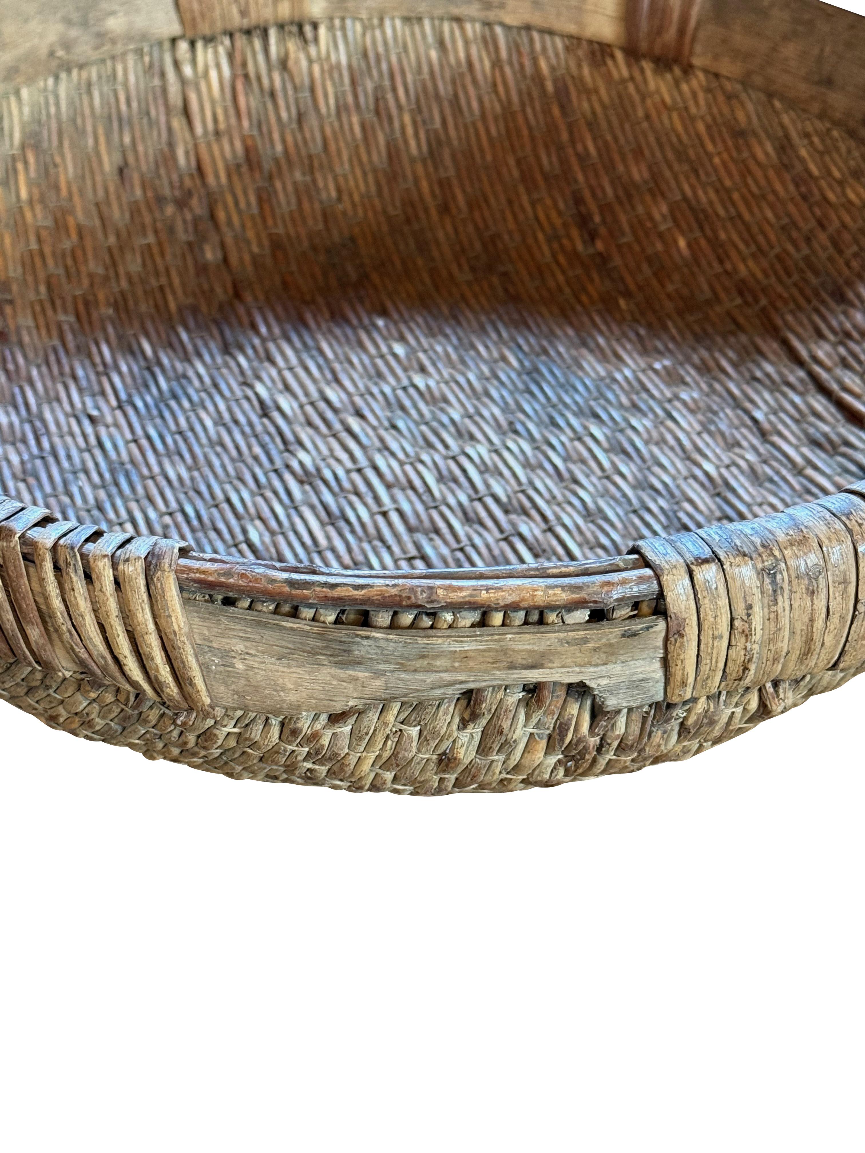 Vassoio di canne intrecciate della Cina del XIX secolo utilizzato per essiccare i cereali.
Bordo di sostegno in legno invecchiato.
Due misure disponibili e vendute singolarmente
Disponibile in formato più piccolo S7083 15