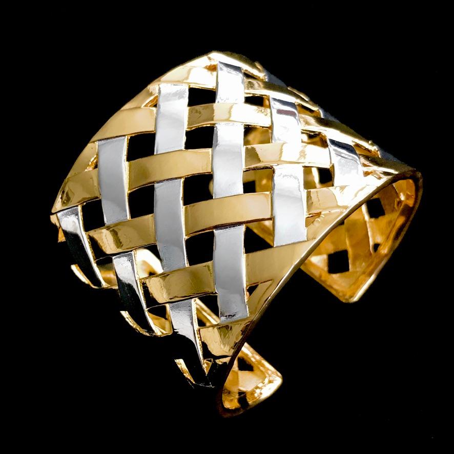 Une manchette extrêmement élégante et polyvalente, formée de rubans d'argent et d'or entrelacés. La manchette est parfaite pour une tenue de tous les jours ou pour des occasions plus habillées.

Un détail que nous étions particulièrement heureux de