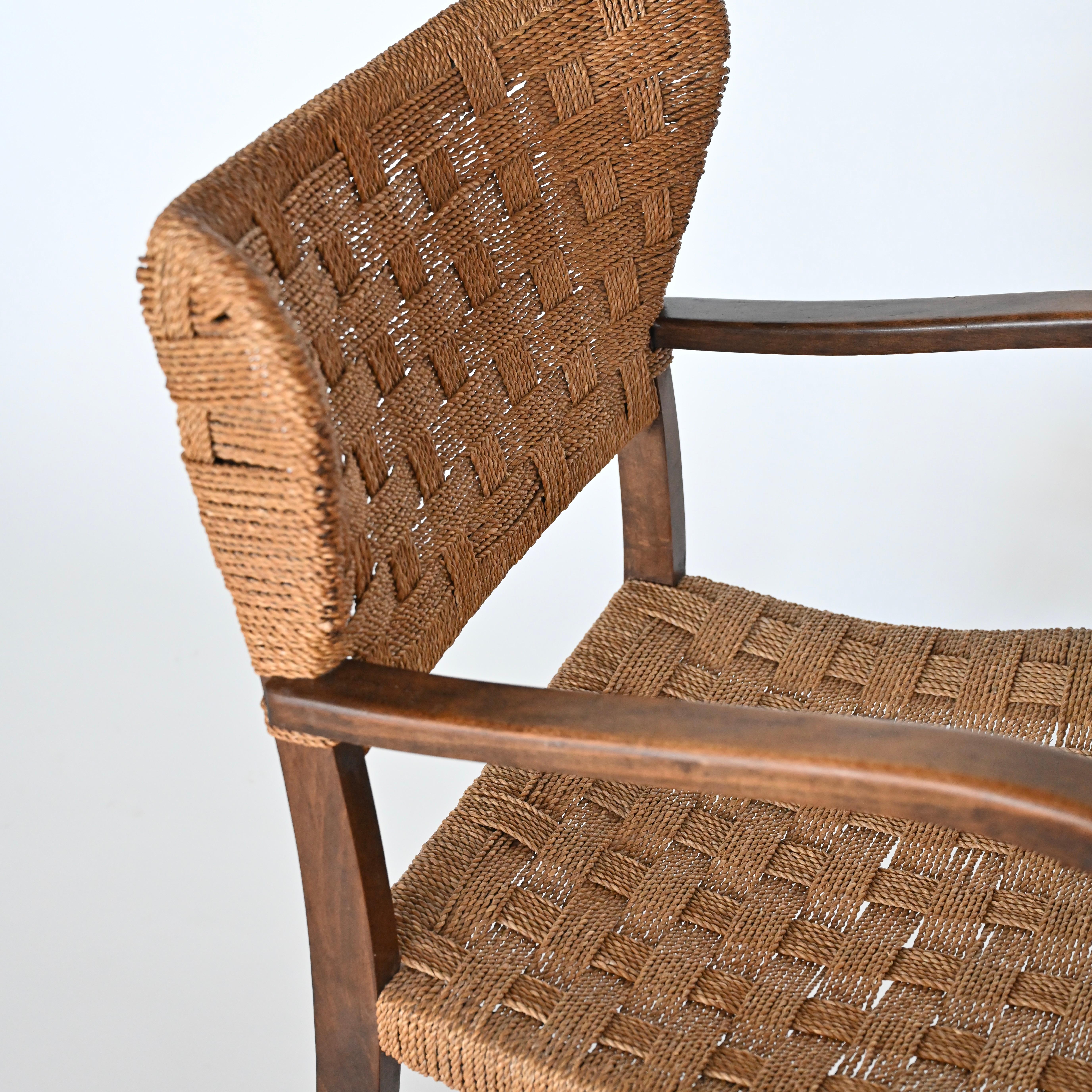 Magnifique et unique fauteuil en bois courbé et corde tressée du début du Bauhaus. Allemagne vers les années 1930.
