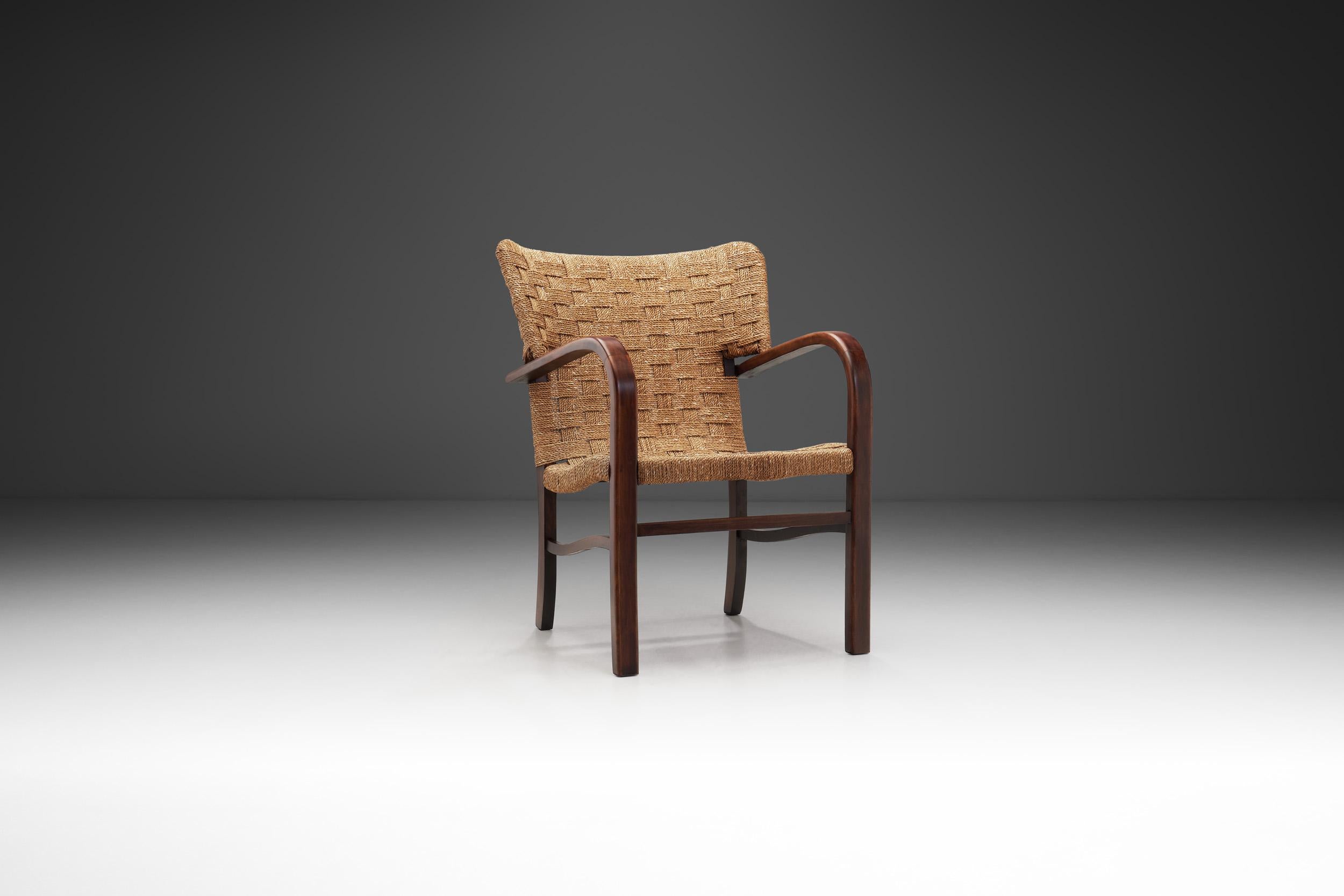 Este raro sillón, que recuerda a la Bauhaus, está hecho de madera curvada y cuerda tejida. Erich Dieckmann fue uno de los preeminentes diseñadores de muebles de la Bauhaus, y sus modelos de muebles suelen caracterizarse por la calidad de sus maderas