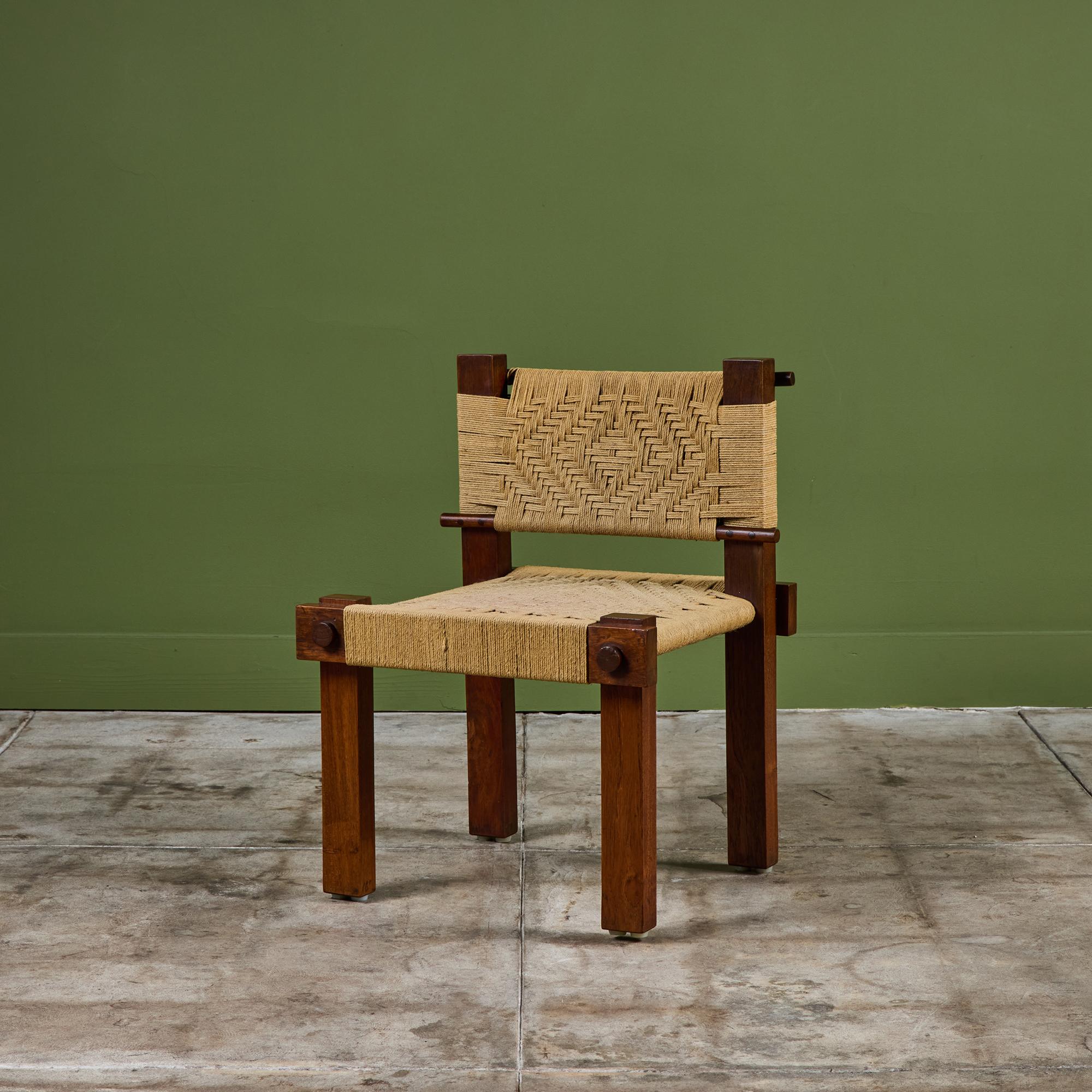 Rare chaise d'appoint conçue par Mini Boga pour Taaru, c.1960, Inde. Cette chaise présente une structure en teck avec assemblage par chevilles, un design simpliste. La chaise présente un tissage géométrique en corde sur l'assise et le dossier.
Trois