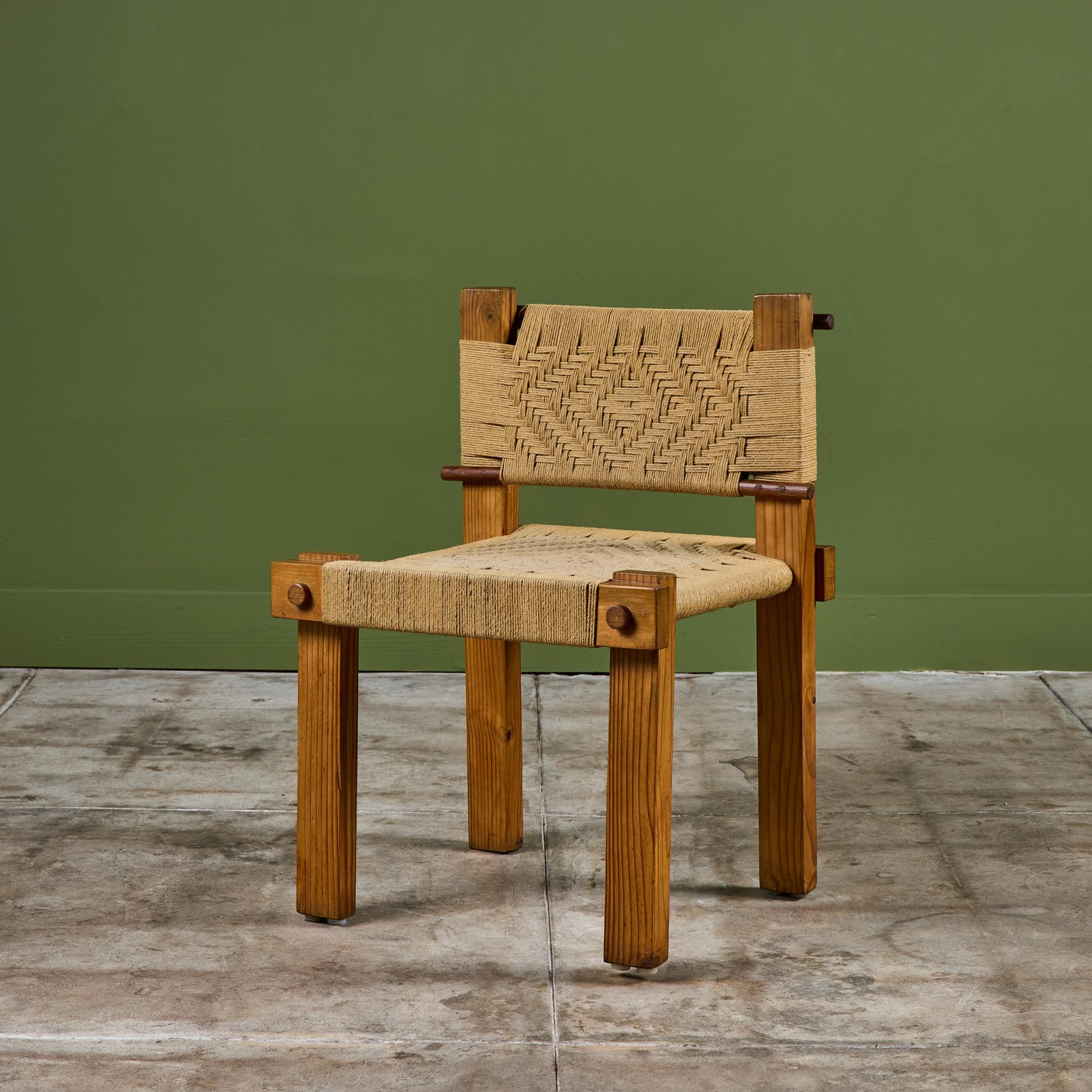 Silla diseñada al estilo de Mini Boga para Taaru. Esta silla tiene un armazón de pino con carpintería de espigas, un diseño simplista. La silla presenta un tejido geométrico de cuerda tanto en el asiento como en el respaldo.

Dimensionesu2028
21,5