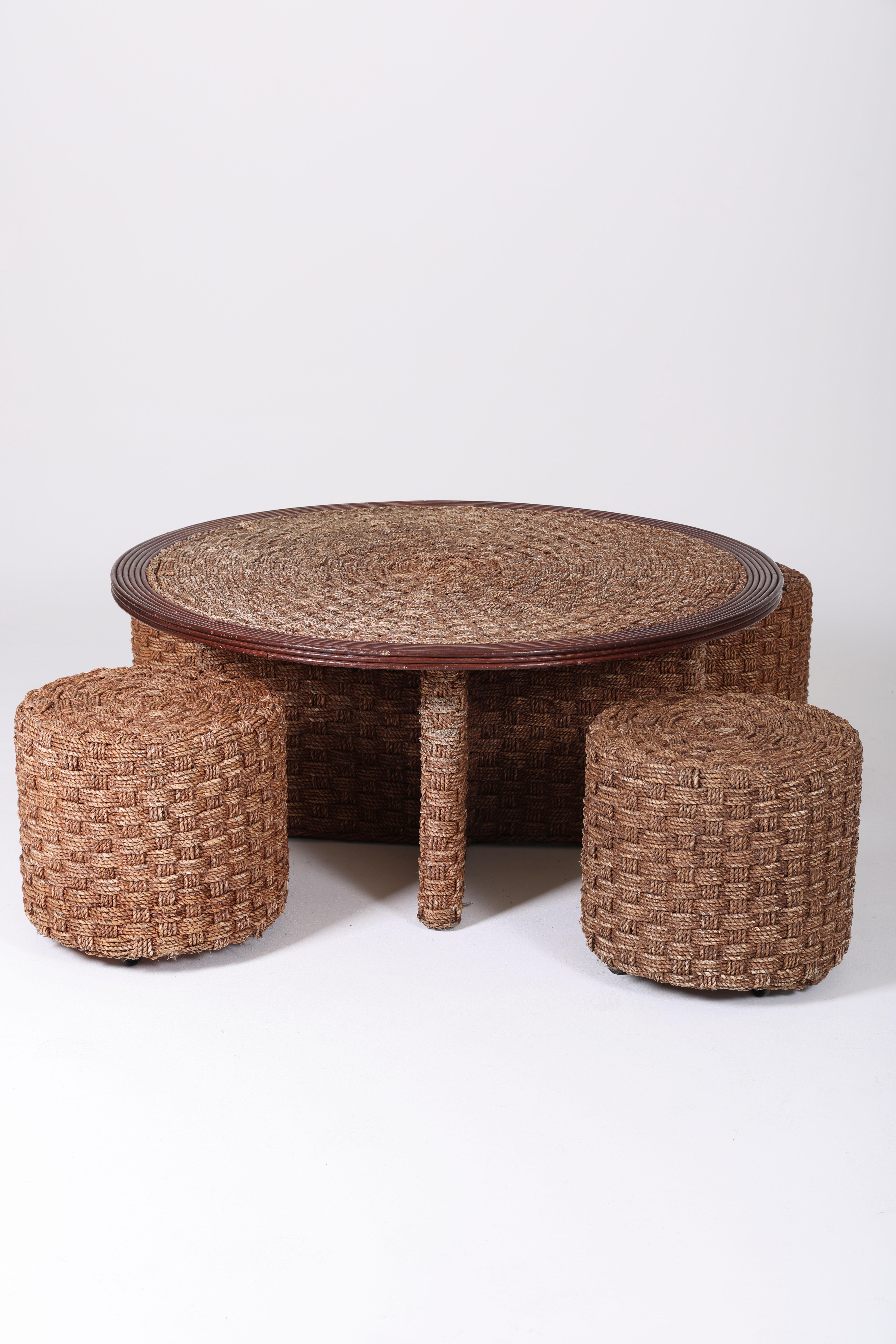 Round coffee table with 4 stools in braided rope and rattan. Slight traces of use at the level of the table. Good condition.
LP998