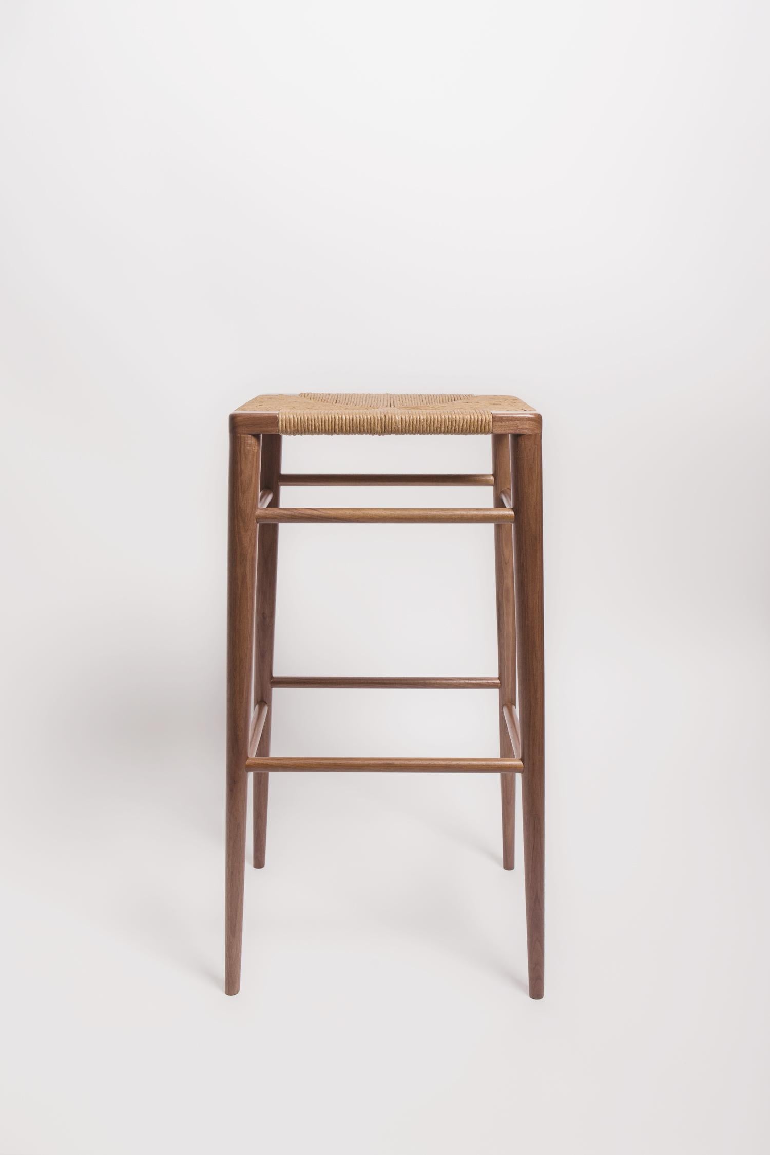 Der 1956 von Mel Smilow entworfene und 2013 von seiner Tochter Judy Smilow offiziell wieder eingeführte Woven Rush Counter Stool ist ein Klassiker der Jahrhundertmitte. Die handgeflochtenen Sitzflächen dieser Collection'S und der handgefertigte