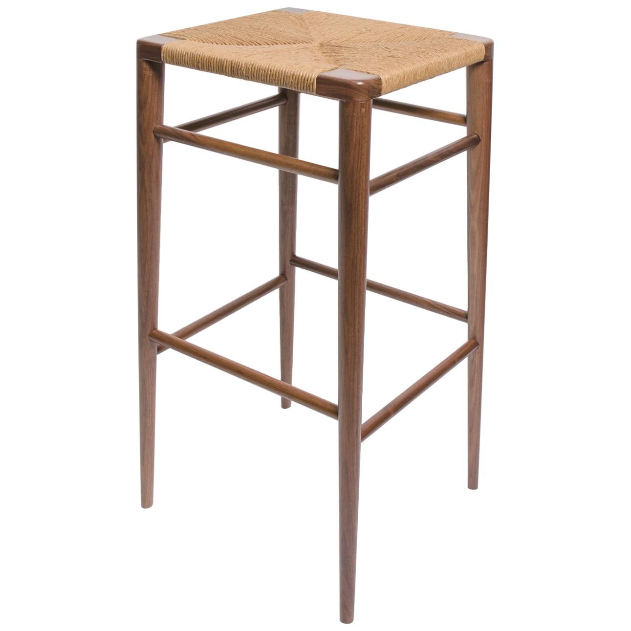 Tabouret de comptoir en jonc tissé et noyer par Mel Smilow