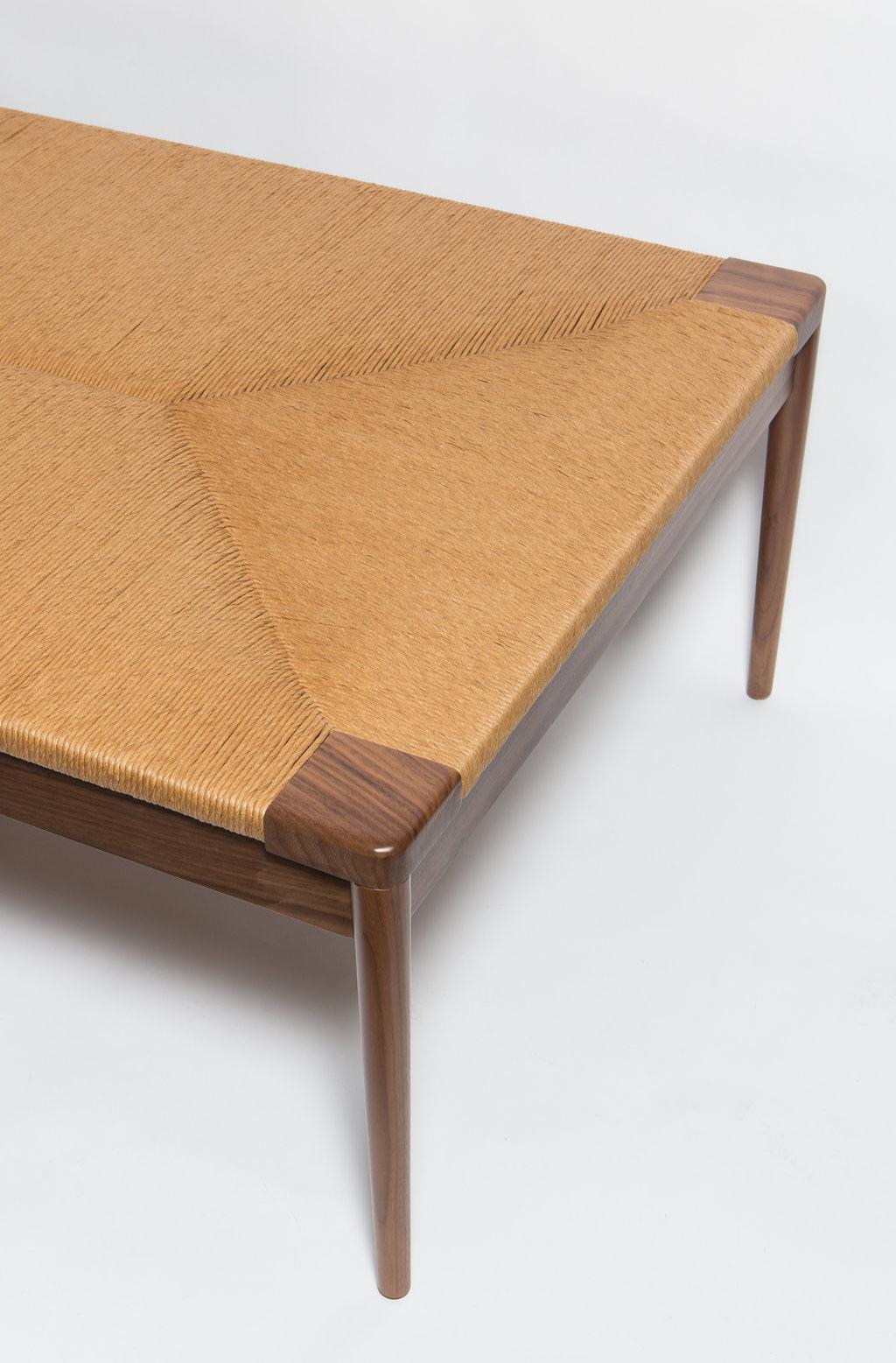 Das Woven Rush Day Bed, entworfen von Judy Smilow im Jahr 2014, ist eine moderne Ergänzung der Woven Rush Collection'S von Mel Smilow. 

Massive Walnussholzliege mit handgeflochtenem Binsen-Sitz. 
Maße: 75
