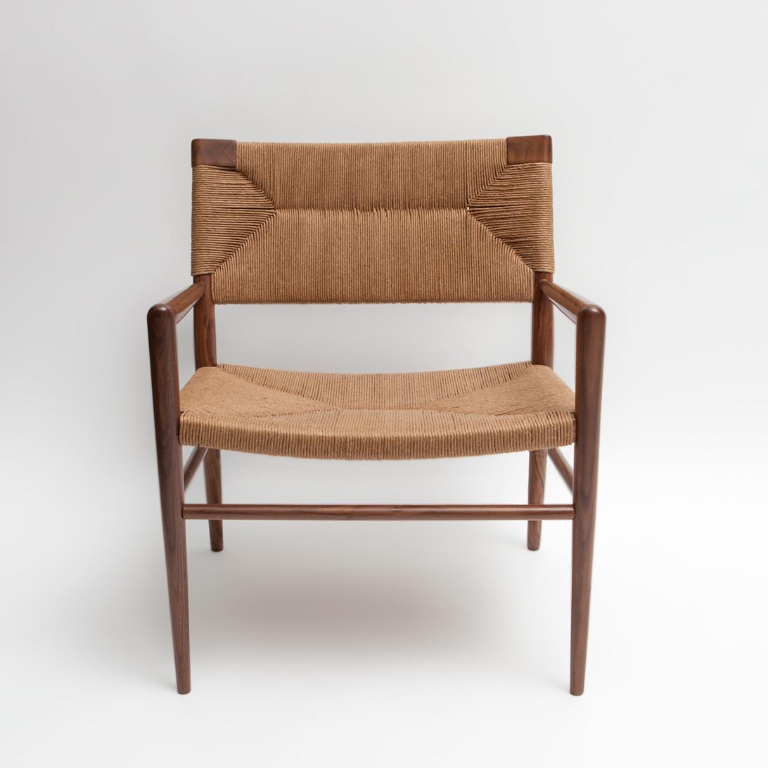 Conçue à l'origine par Mel Smilow en 1956 et officiellement réintroduite par sa fille Judy Smilow en 2013, la chaise longue Woven Rush est classiquement du milieu du siècle. Les sièges tissés à la main et le cadre en bois artisanal de cette