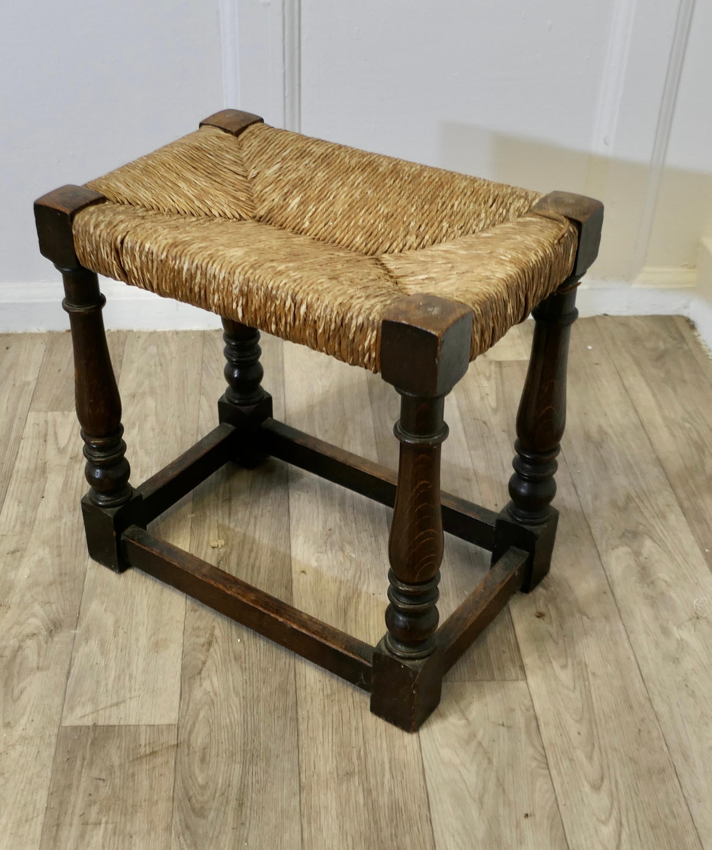 Tabouret en jonc tressé à siège en Oak Oak

Il s'agit d'un tabouret solide en chêne, datant du 19ème siècle, d'une belle couleur et d'une belle patine. Les pieds sont tournés et l'assise est faite de joncs tressés. 
Le tabouret mesure 16