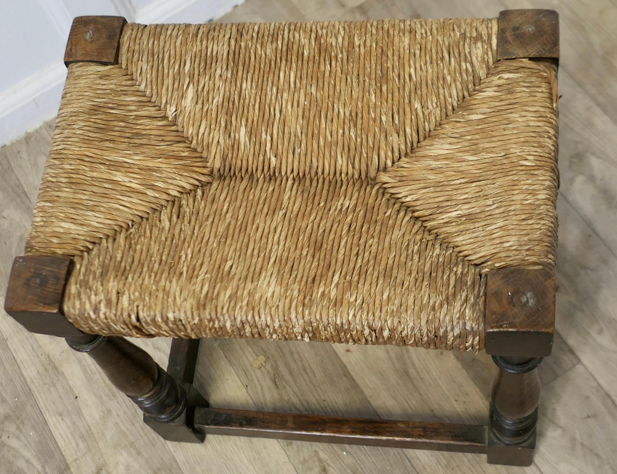 Georgien Tabouret en jonc tressé à siège en Oak Oak  Il s'agit d'un bon tabouret joint ou rejoint en chêne en vente