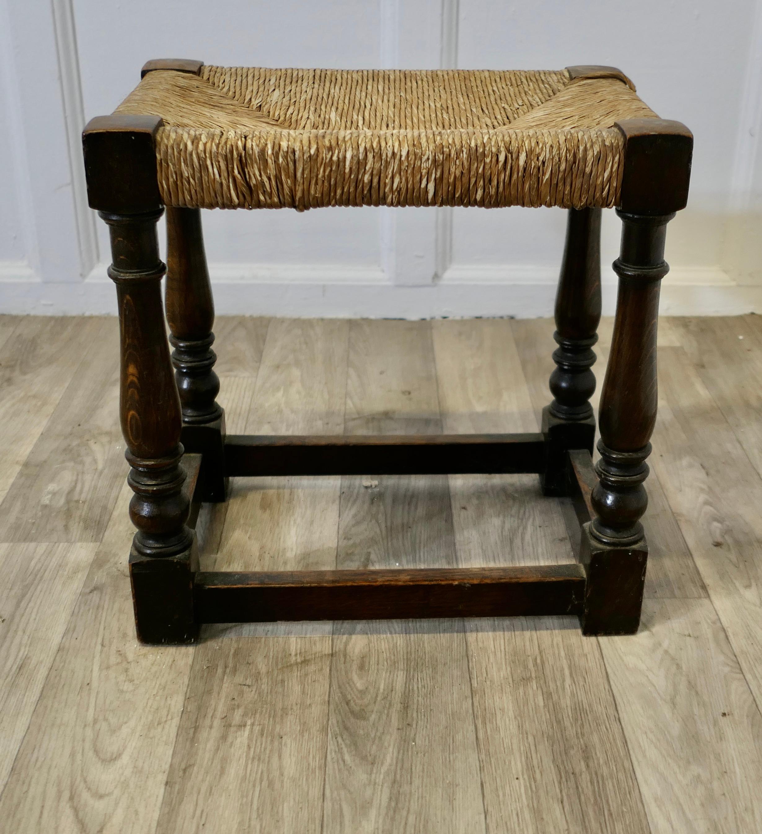 XIXe siècle Tabouret en jonc tressé à siège en Oak Oak  Il s'agit d'un bon tabouret joint ou rejoint en chêne en vente