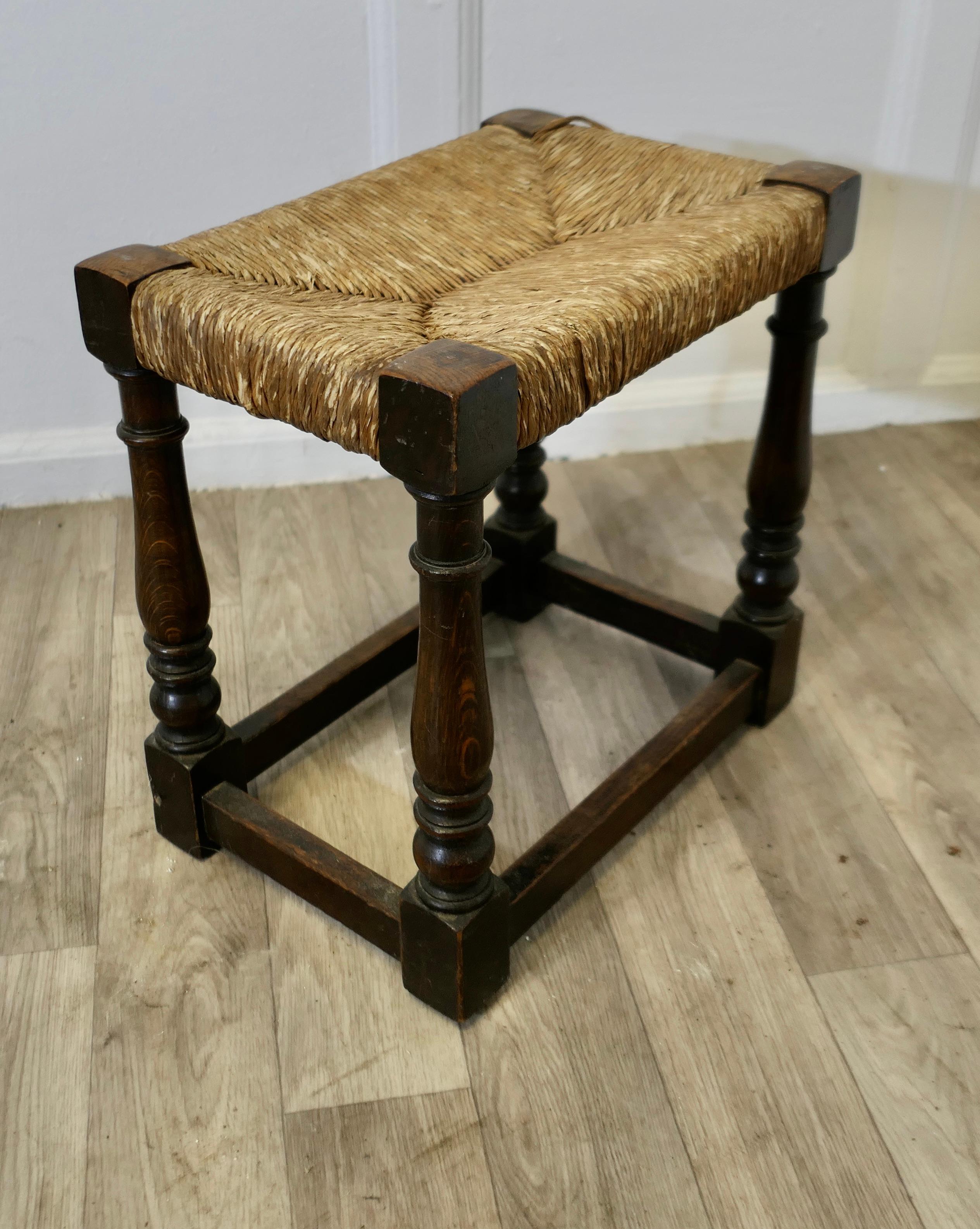 Chêne Tabouret en jonc tressé à siège en Oak Oak  Il s'agit d'un bon tabouret joint ou rejoint en chêne en vente