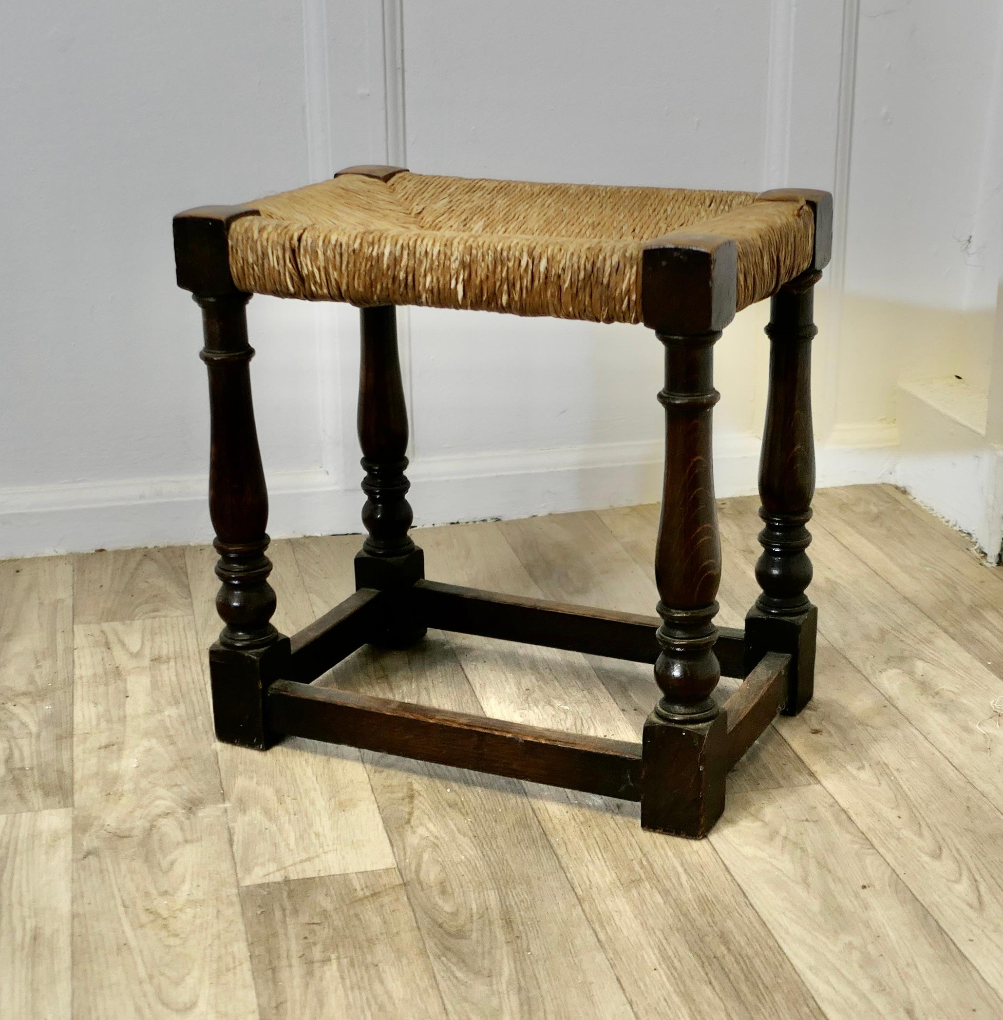 Tabouret en jonc tressé à siège en Oak Oak  Il s'agit d'un bon tabouret joint ou rejoint en chêne en vente 1