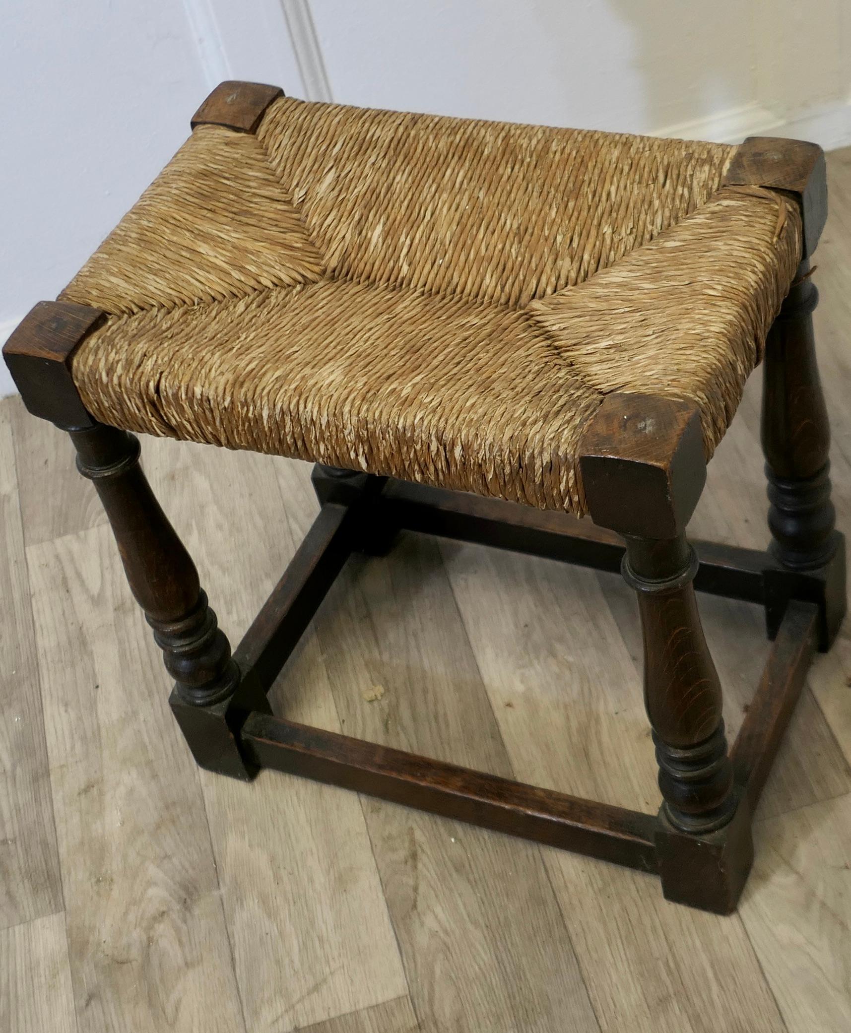 Tabouret en jonc tressé à siège en Oak Oak  Il s'agit d'un bon tabouret joint ou rejoint en chêne en vente 2