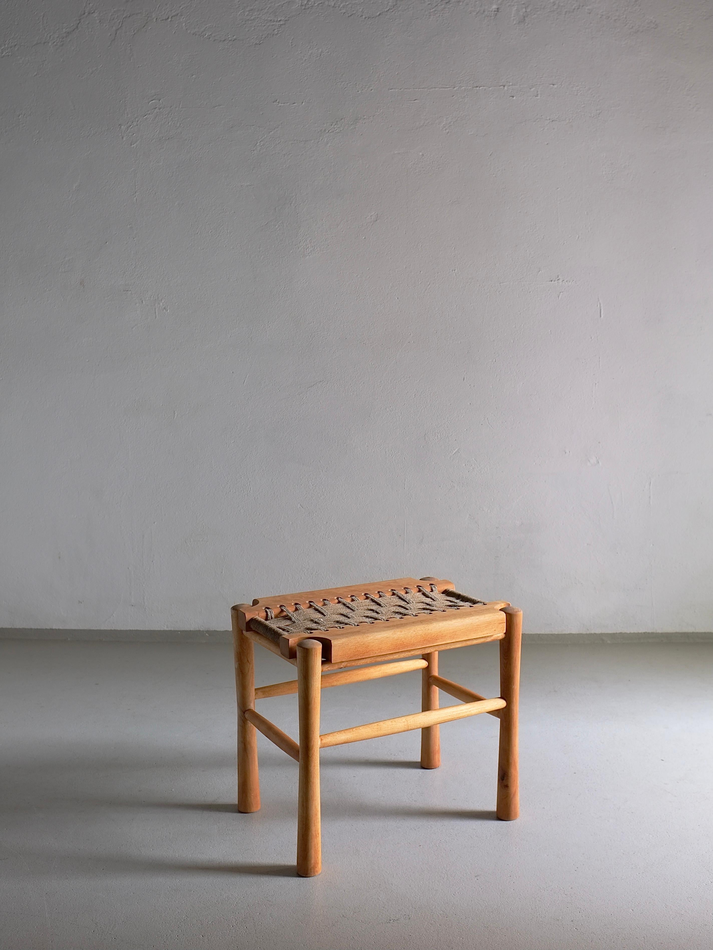 Geschnitzter Holzhocker im Vintage-Stil mit geflochtenem Sitz. Ich habe 3 weitere Artikel mit einer lackierten Holzoberfläche.